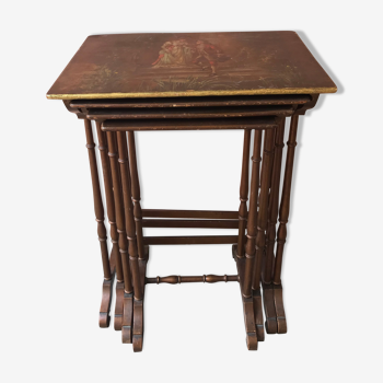 Tables gigognes epoque 1900 avec plateaux peints style louis xvi scene galante