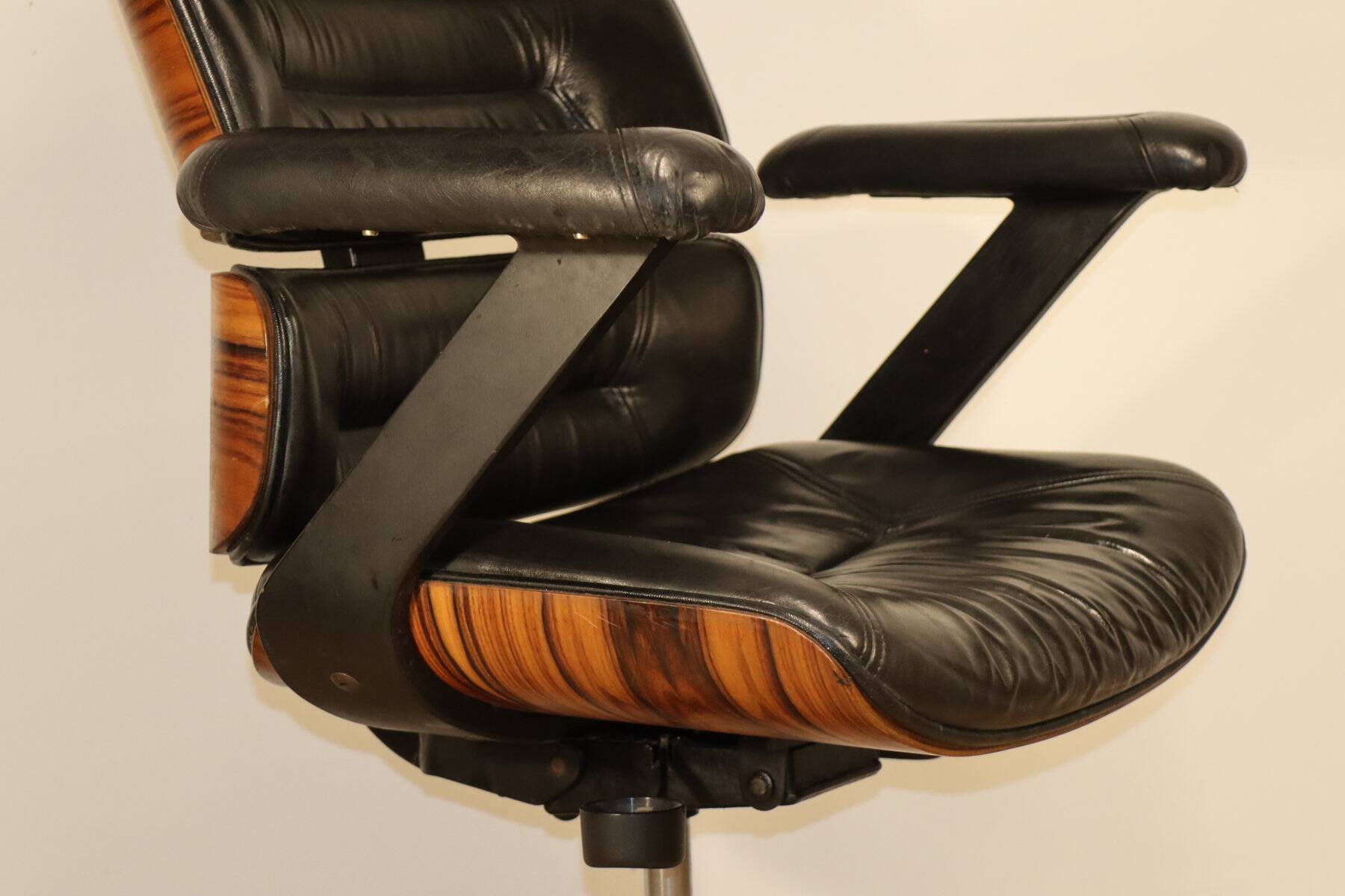 Fauteuil de bureau vintage en skaï et bois - 1970