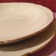 Trois jolis plats ronds dont un creux porcelaine blanche et or PLV France