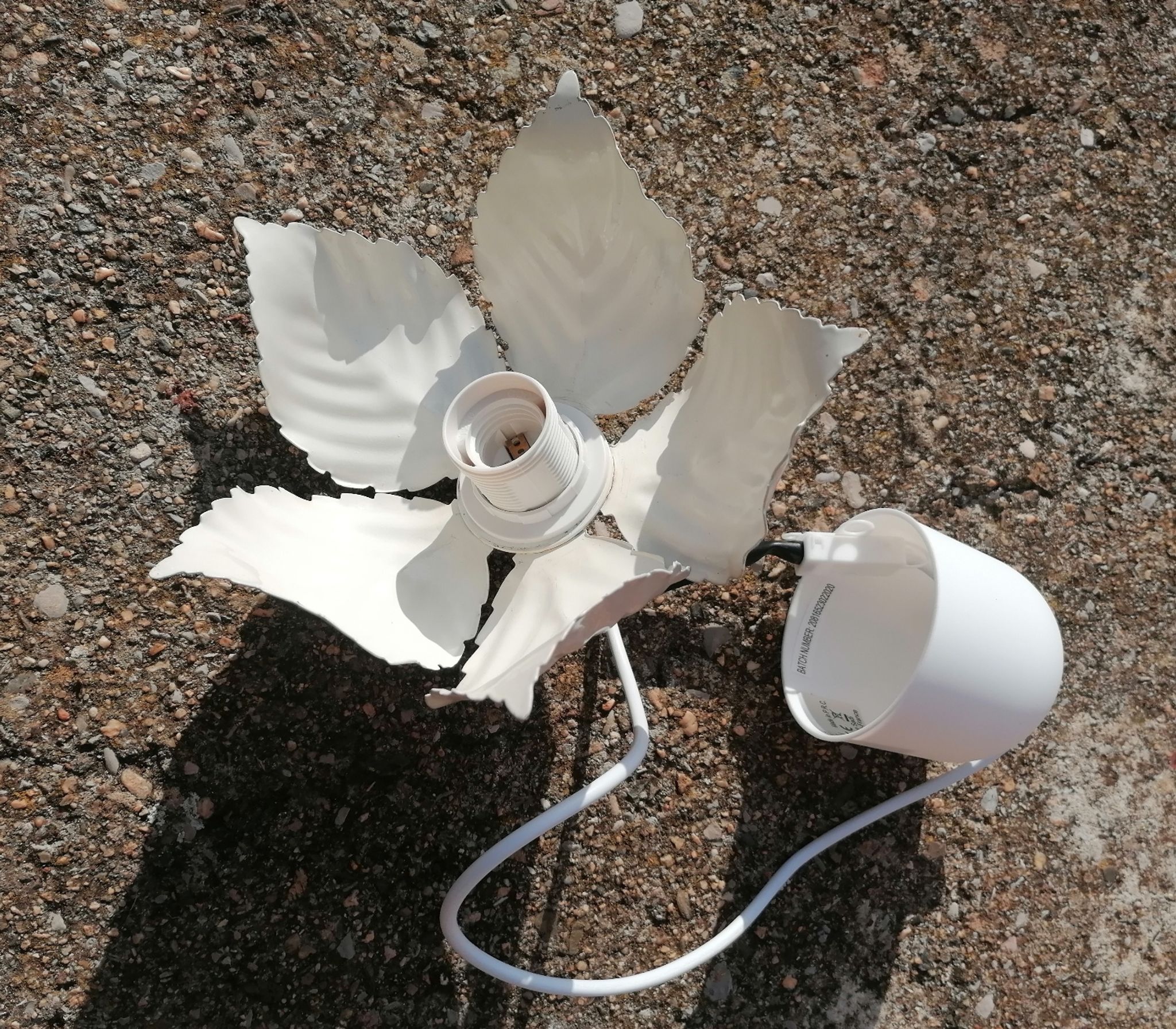 Metal flower pendant lamp