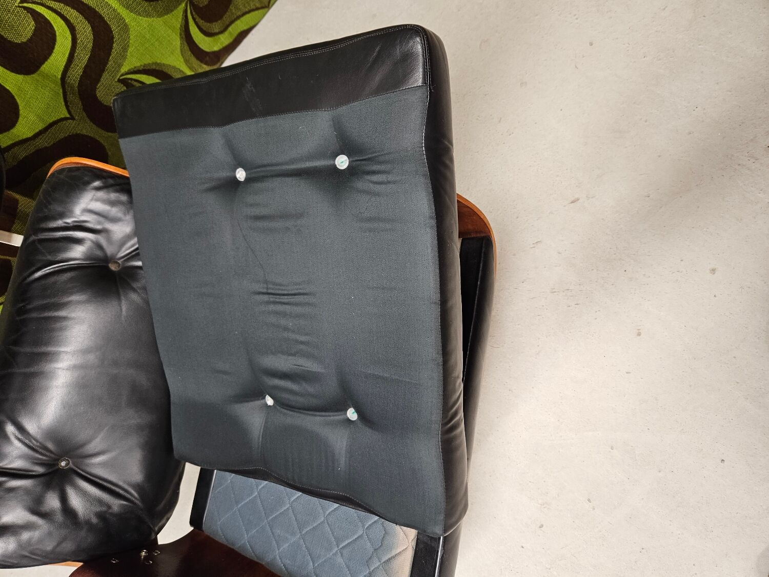 Fauteuil lounge cuir noir 1970 vintage