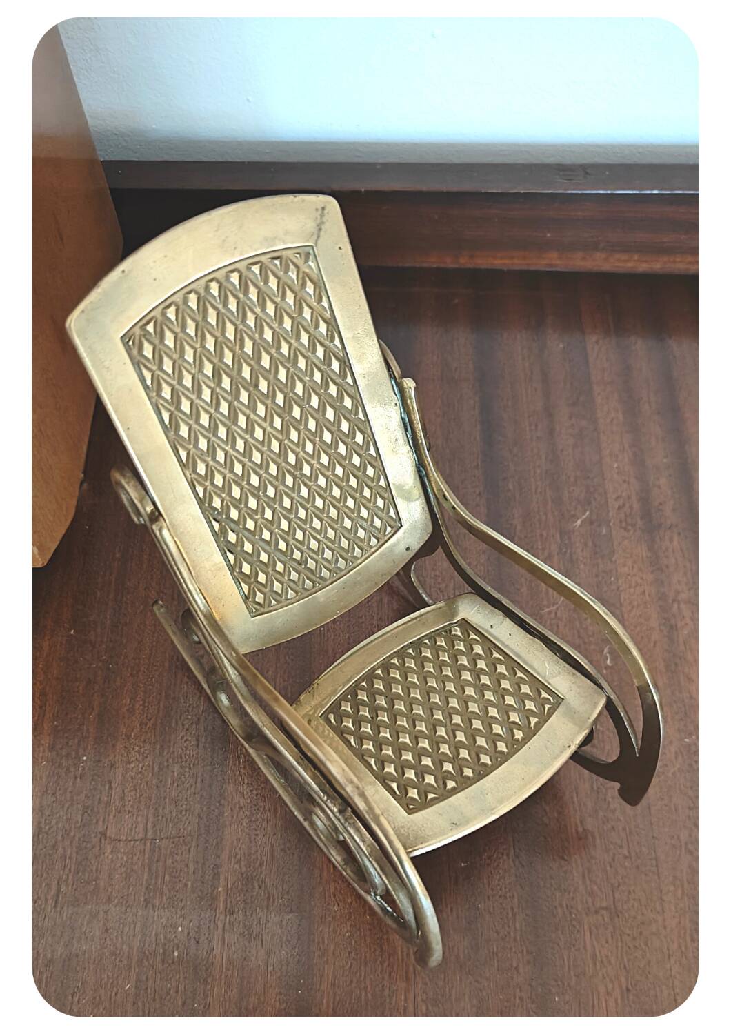 Chaise berçante en laiton vintage - grande miniature