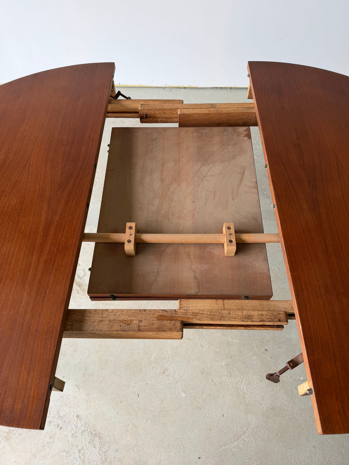 Scandinavian design extendable round table in teak, Danish manufacture.