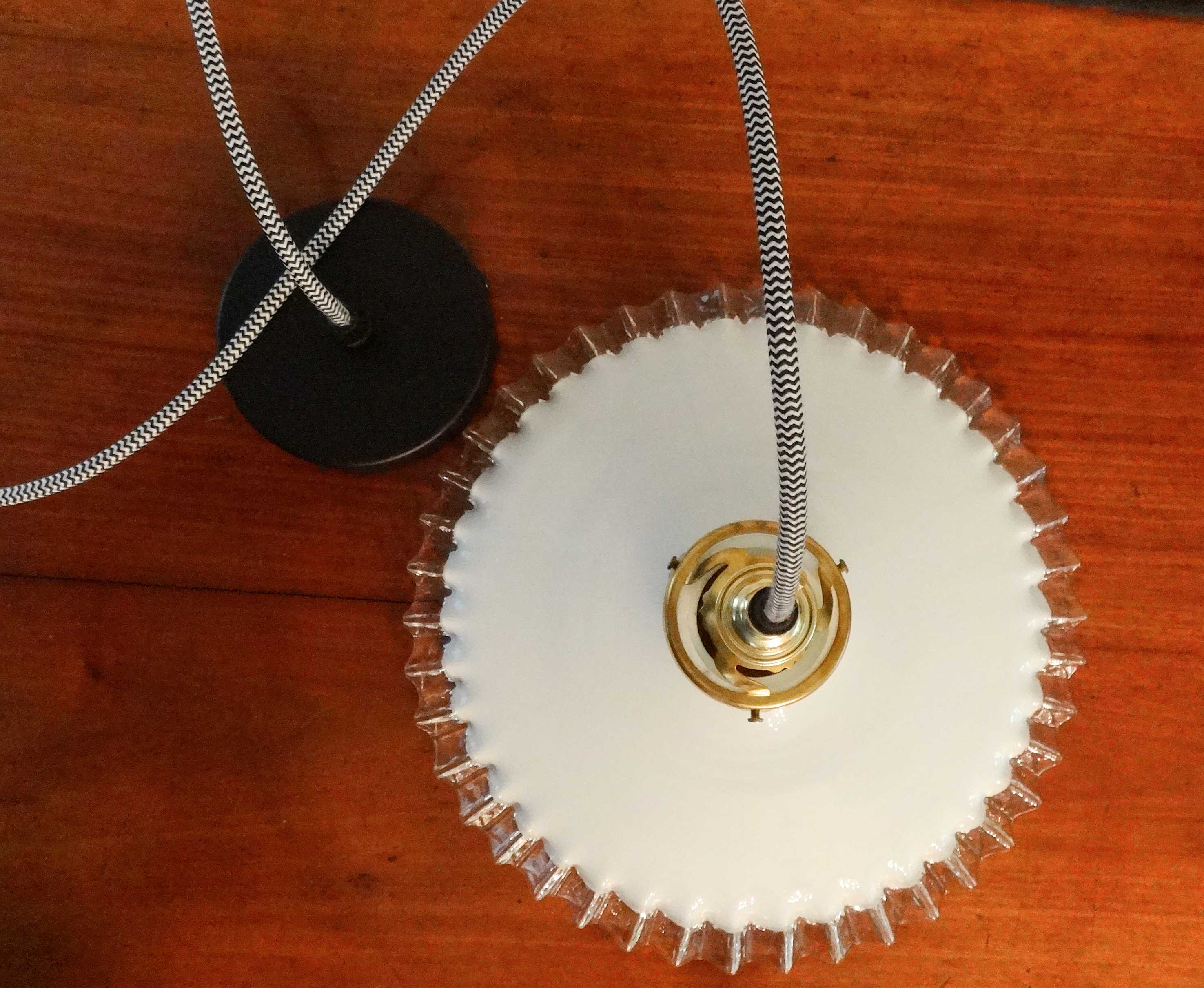 White opaline hanging with edge volante transparant