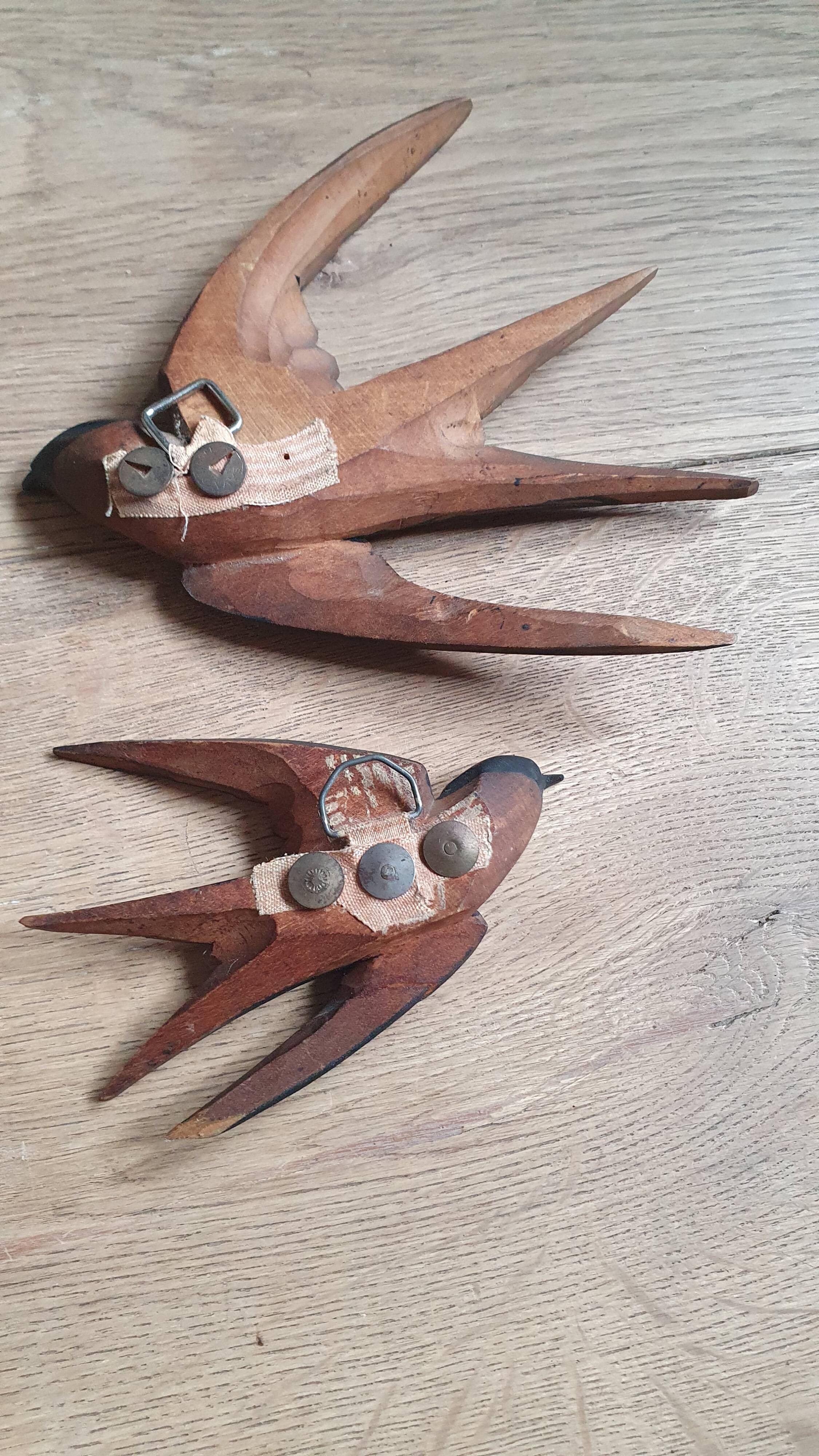 Paire d'hirondelles en bois vintage