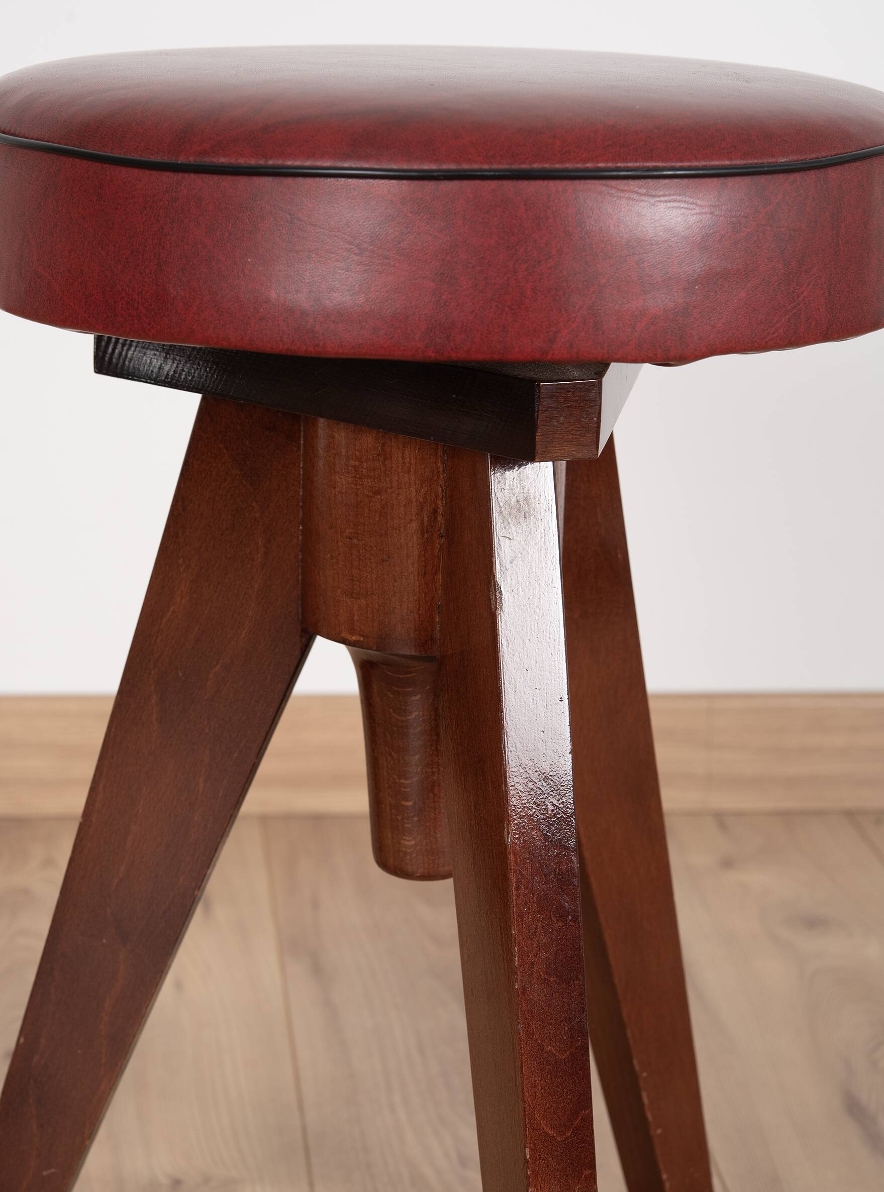 Adjustable piano stool. German design, Reiner Modell
