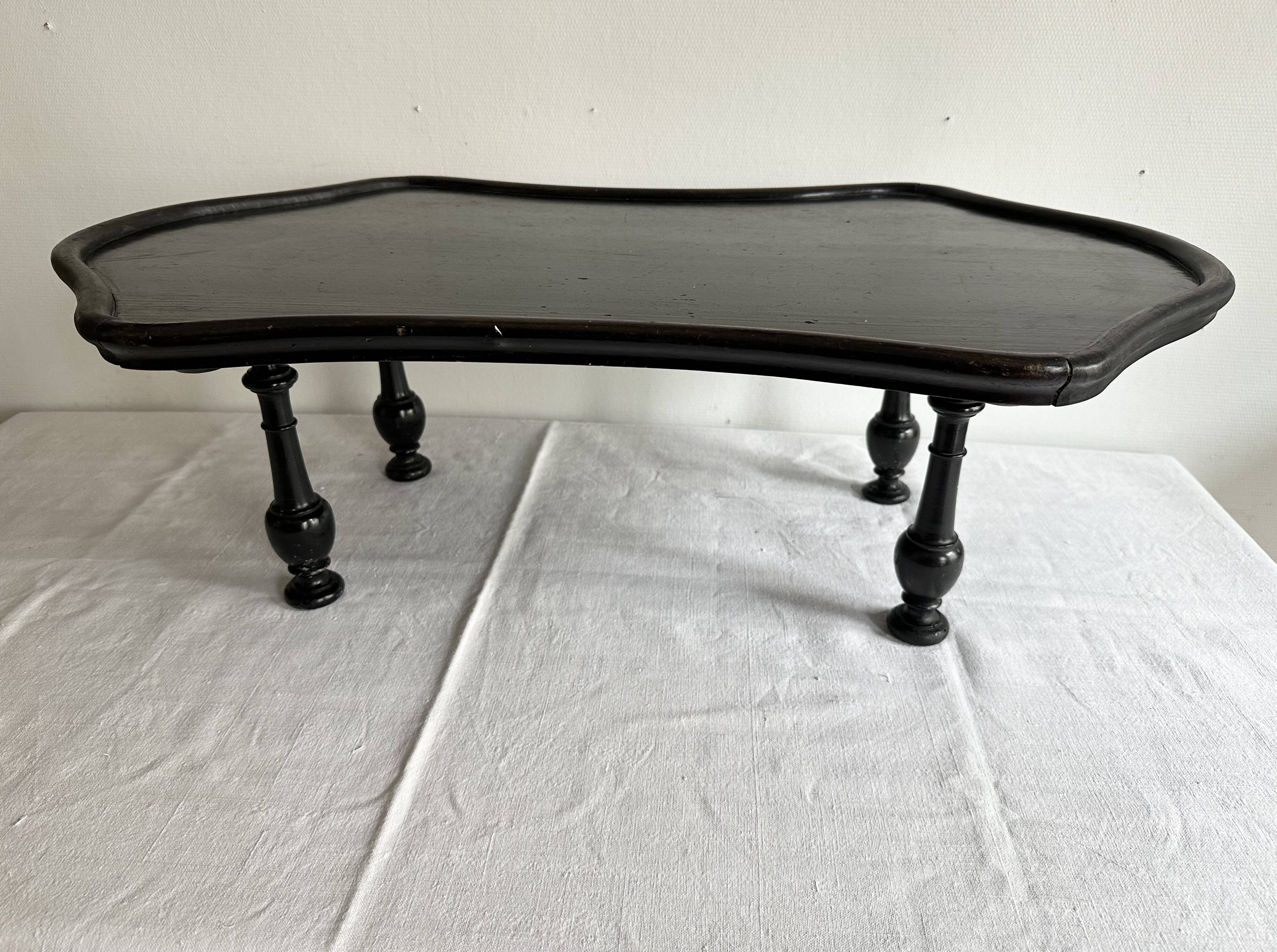 Presentation table of Napoleon III in black lacquered wood, 19th century.