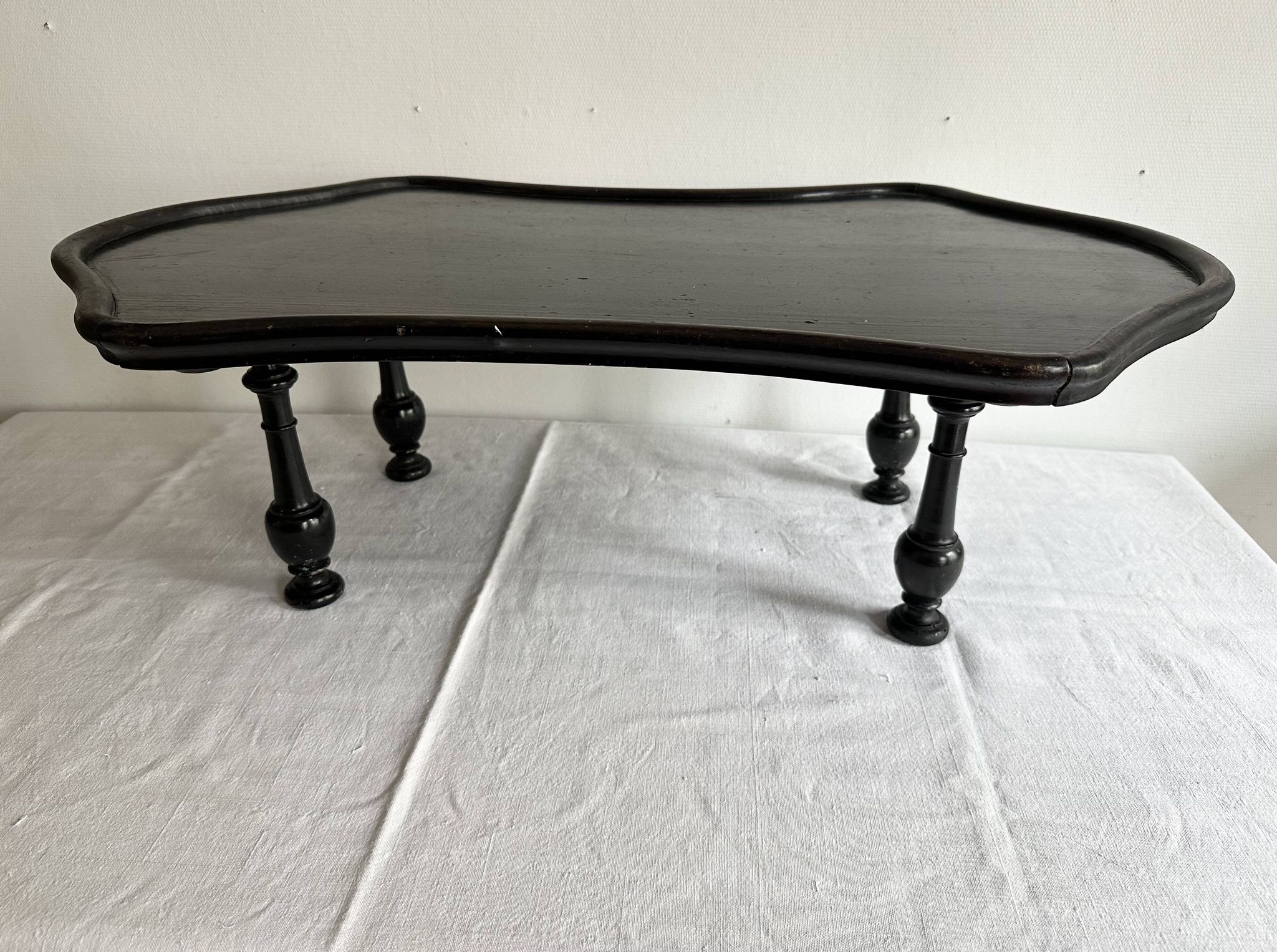 Presentation table of Napoleon III in black lacquered wood, 19th century.