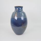 Grand vase en céramique émaillée bleu signé sous la base
