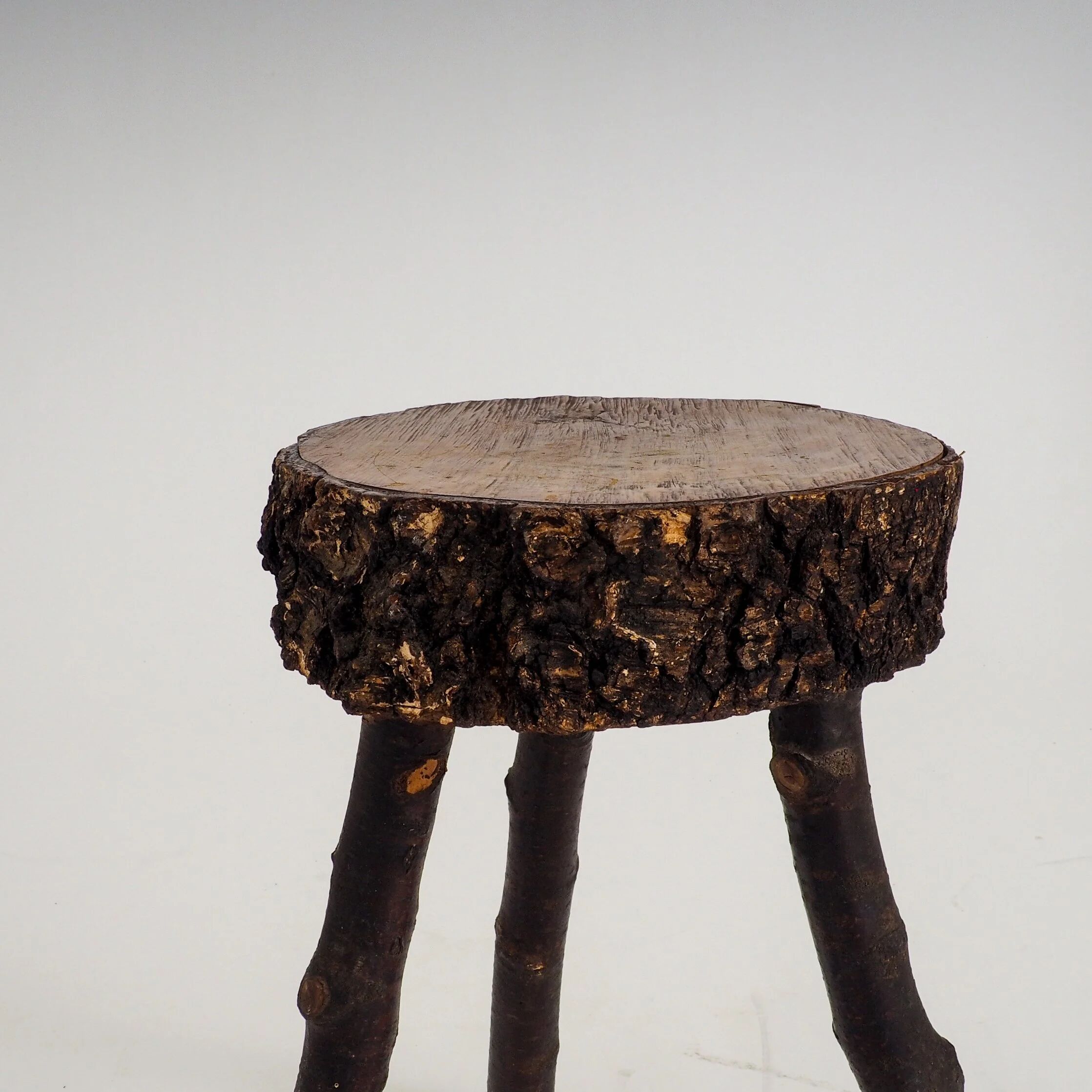 Tabouret en bois rustique fait à la main