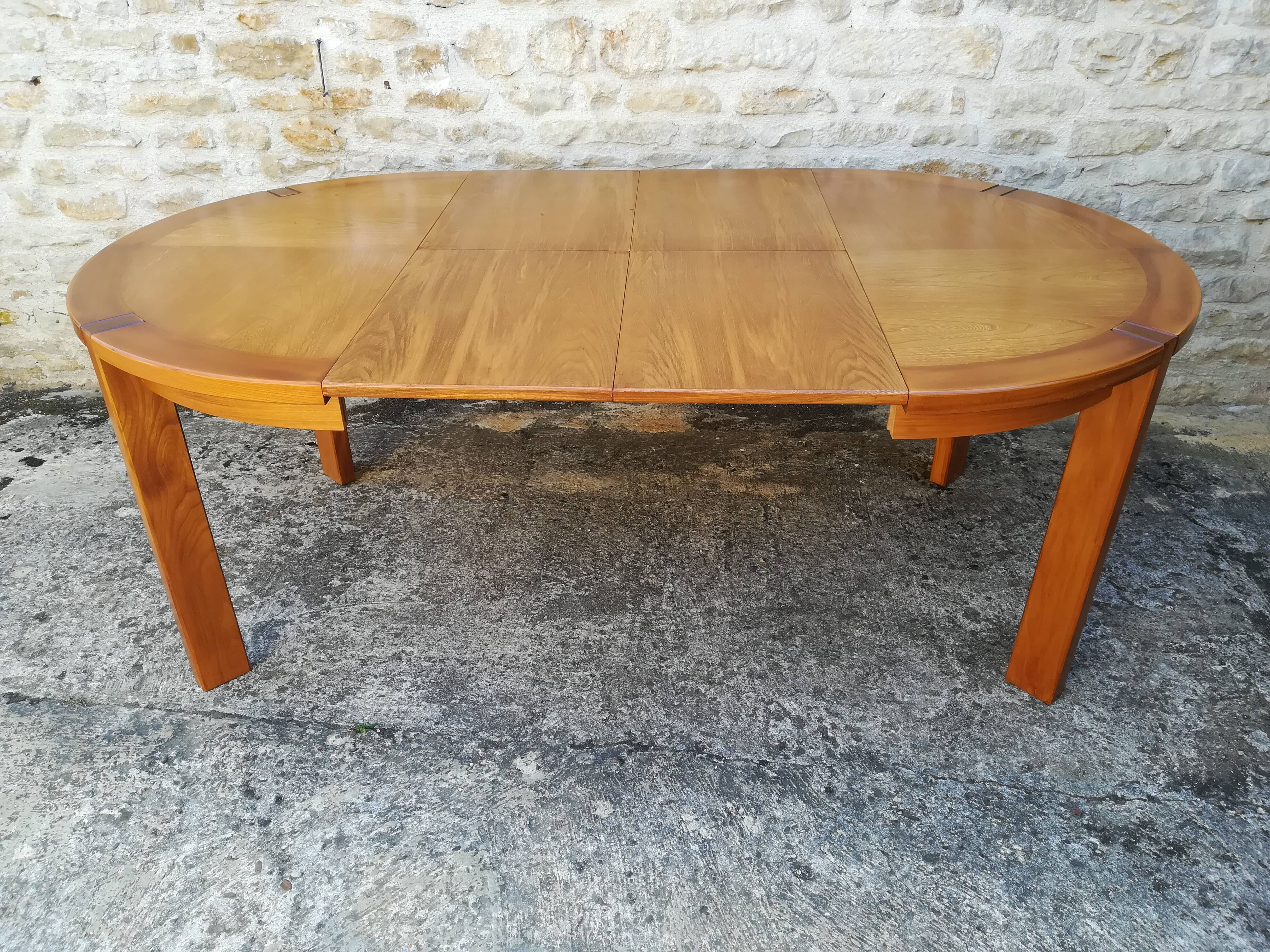 House Regain elm table with two extensions