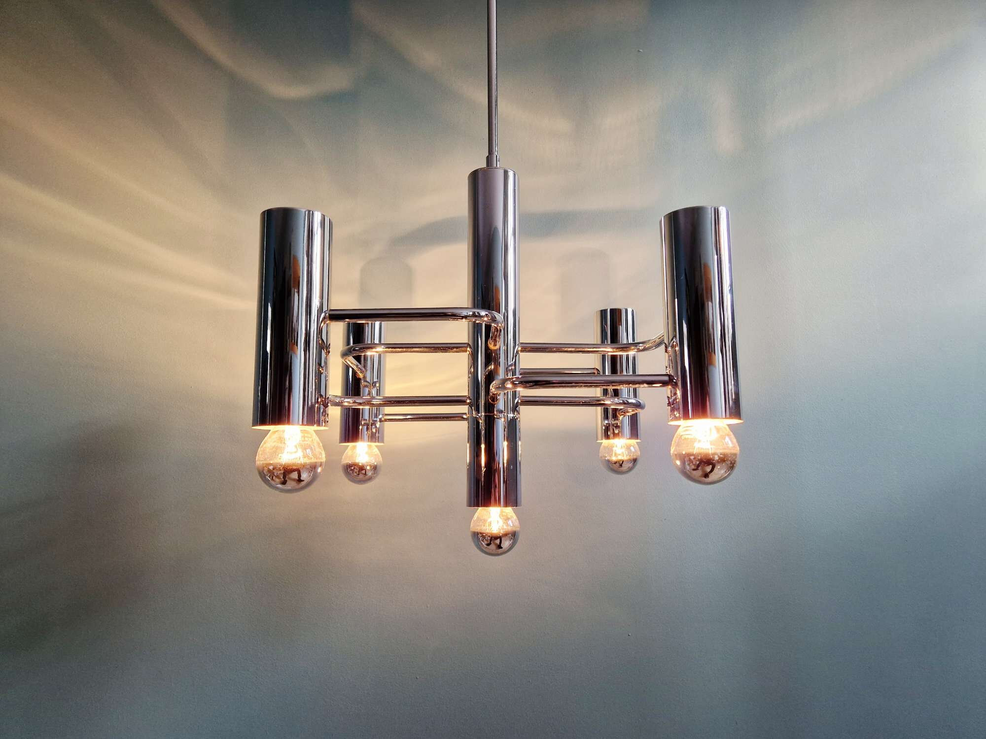 Geometric chandelier in chrome metal, design by Gaetano Sciolari, 1970.