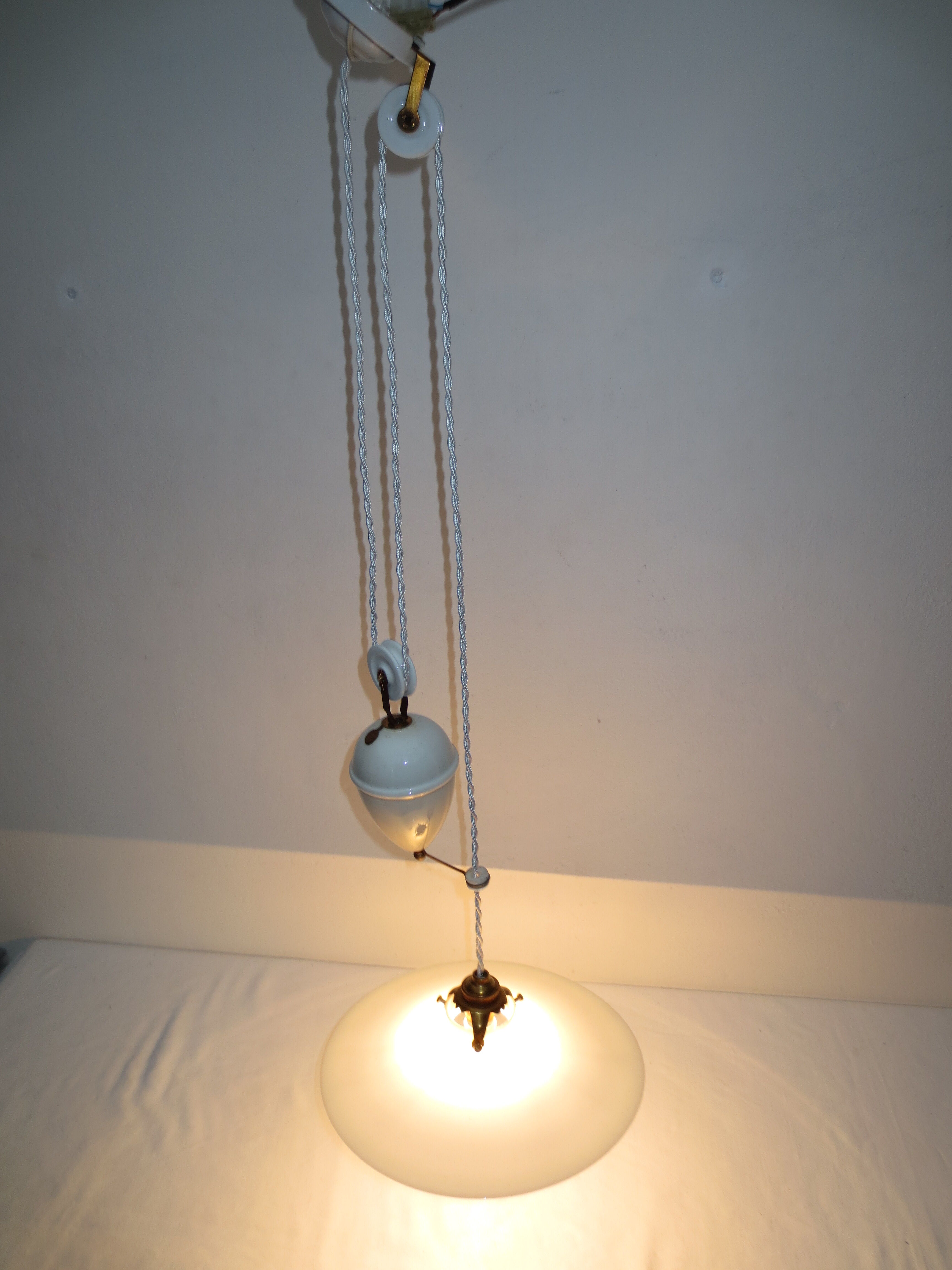 Suspension dit monte et baisse en porcelaine et opaiine blanche