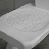 Paire de chaises tripodes, assises à la gouge. Brutalistes, circa 1960. Bois peint.