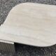 Table basse design en travertin années 70