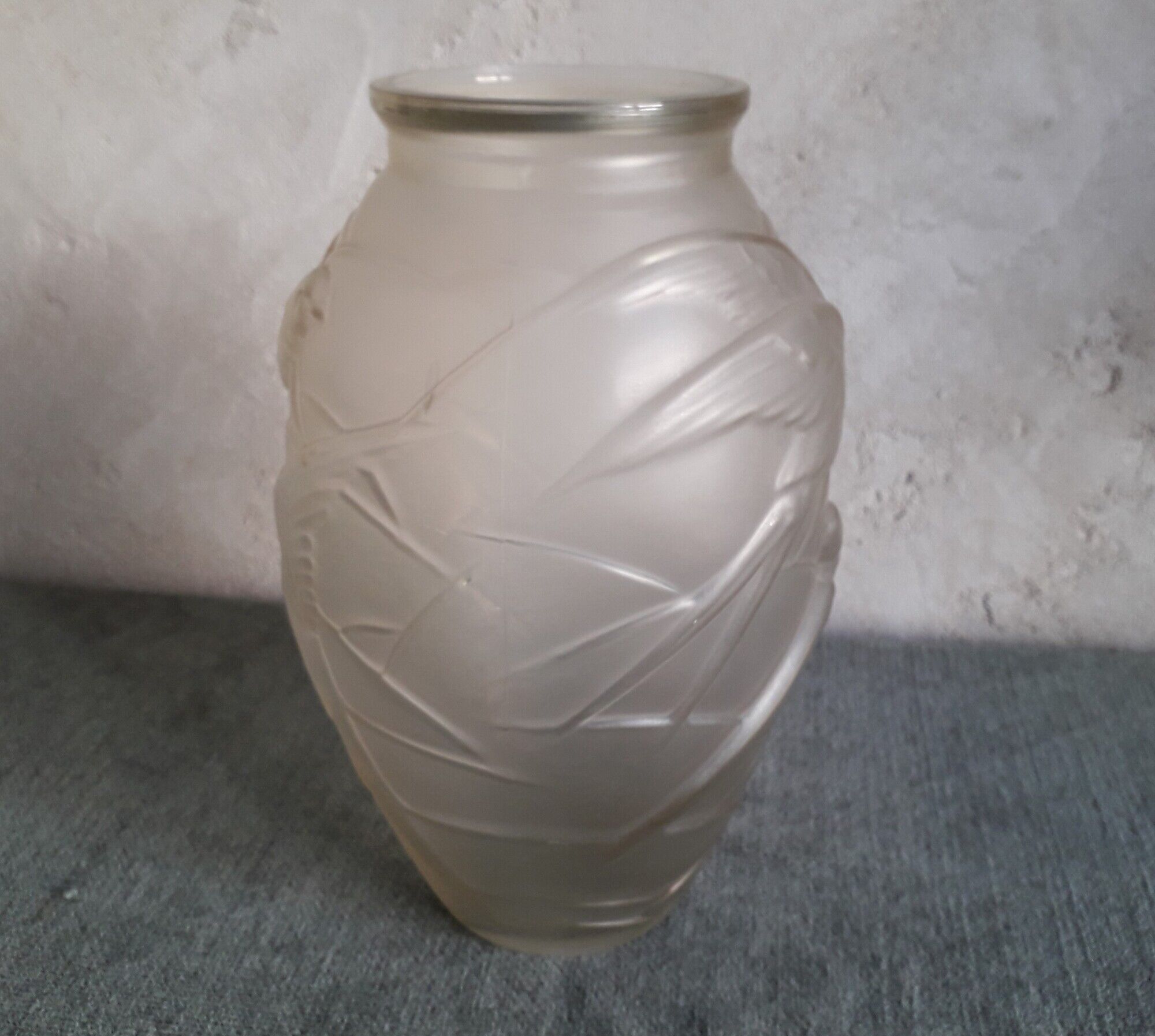 Art Deco vase in molded glass with swallow decorations