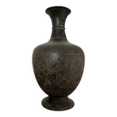 Vase décoratif en métal gravé d’Inde, fin XIXᵉ – milieu XXᵉ siècle
