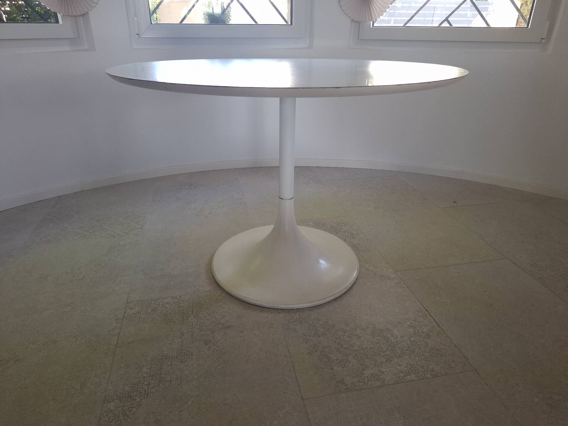 Tulip leg round table