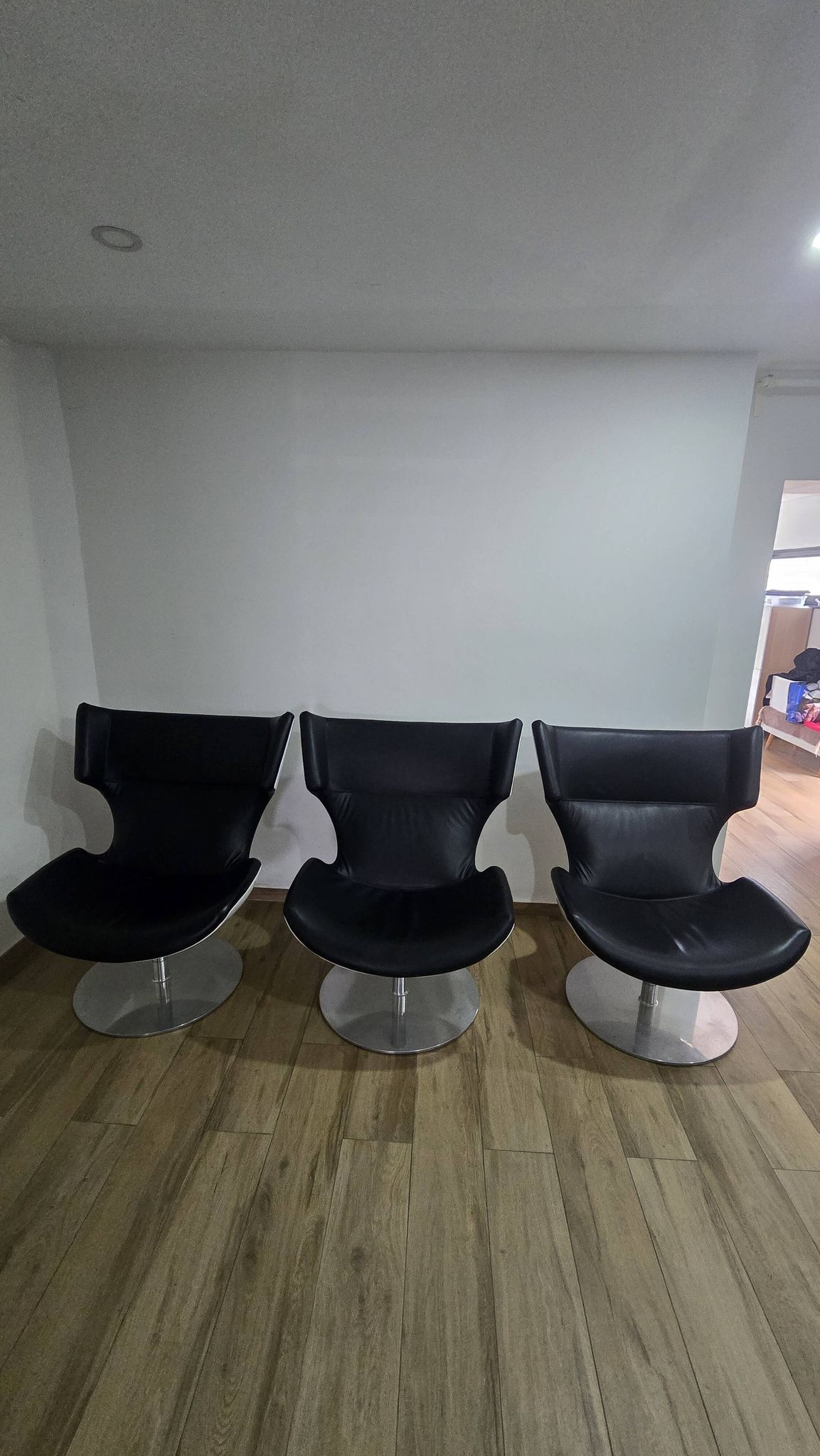 Artifort F976 design armchairs – black leather – swivel (x3)