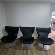 Artifort F976 design armchairs – black leather – swivel (x3)