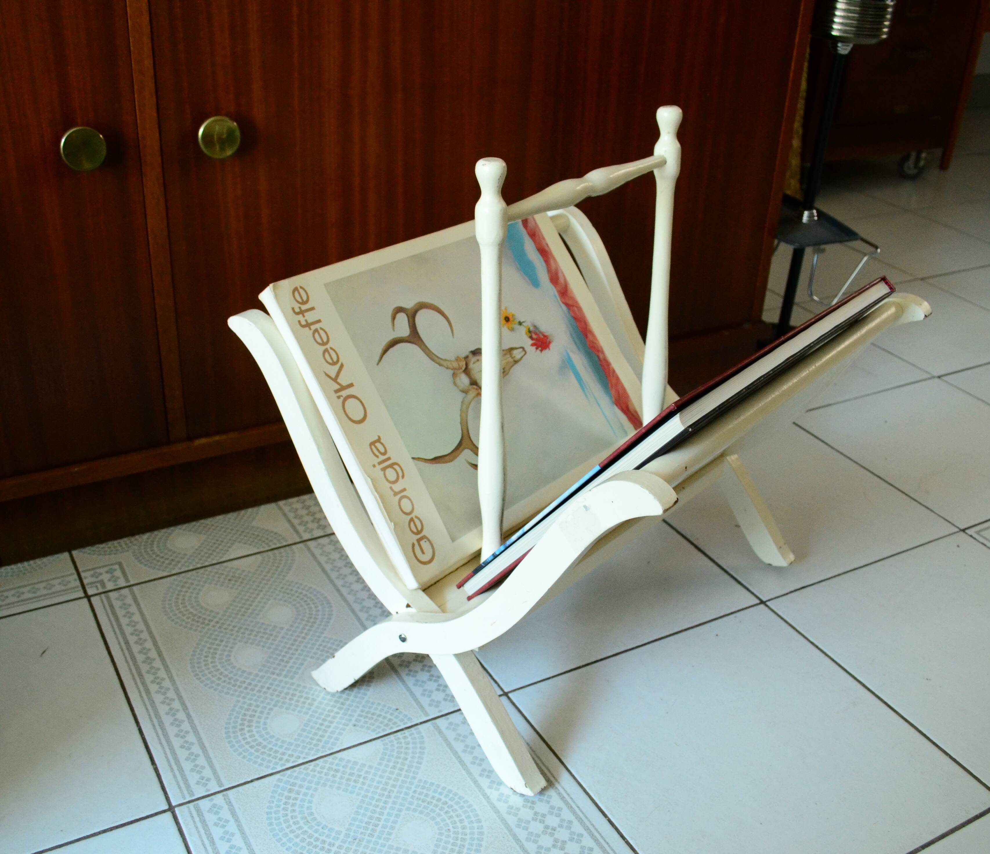 Folding magazine rack in vintage white wood