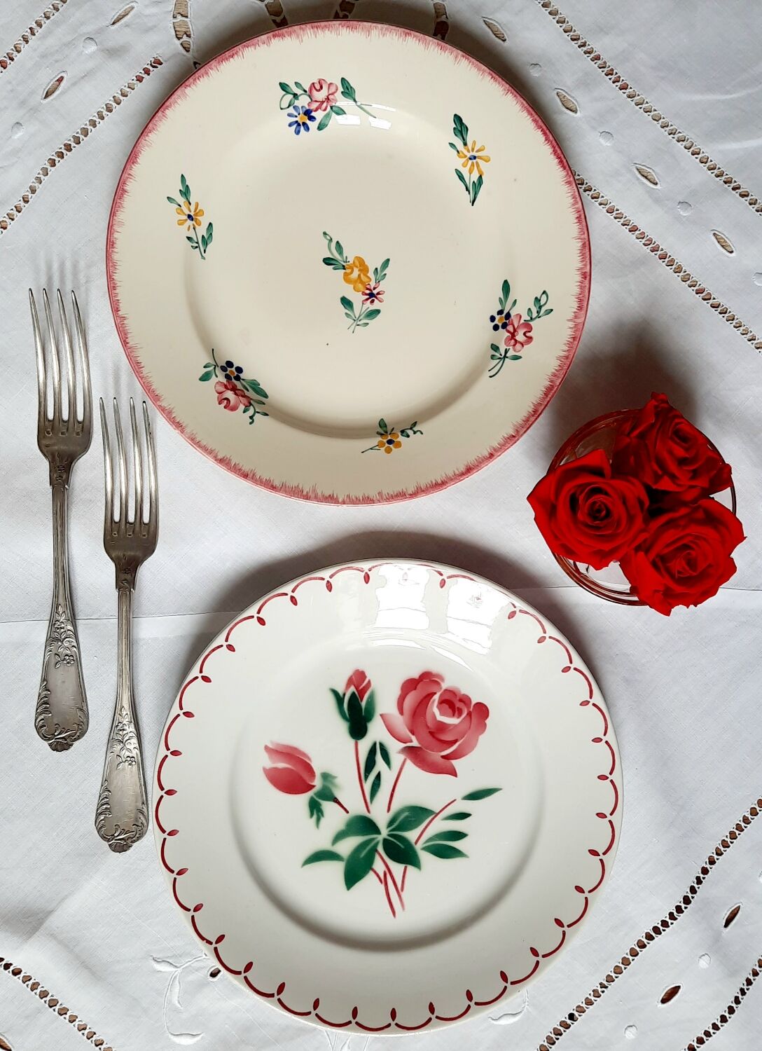 Flat plates in earthenware