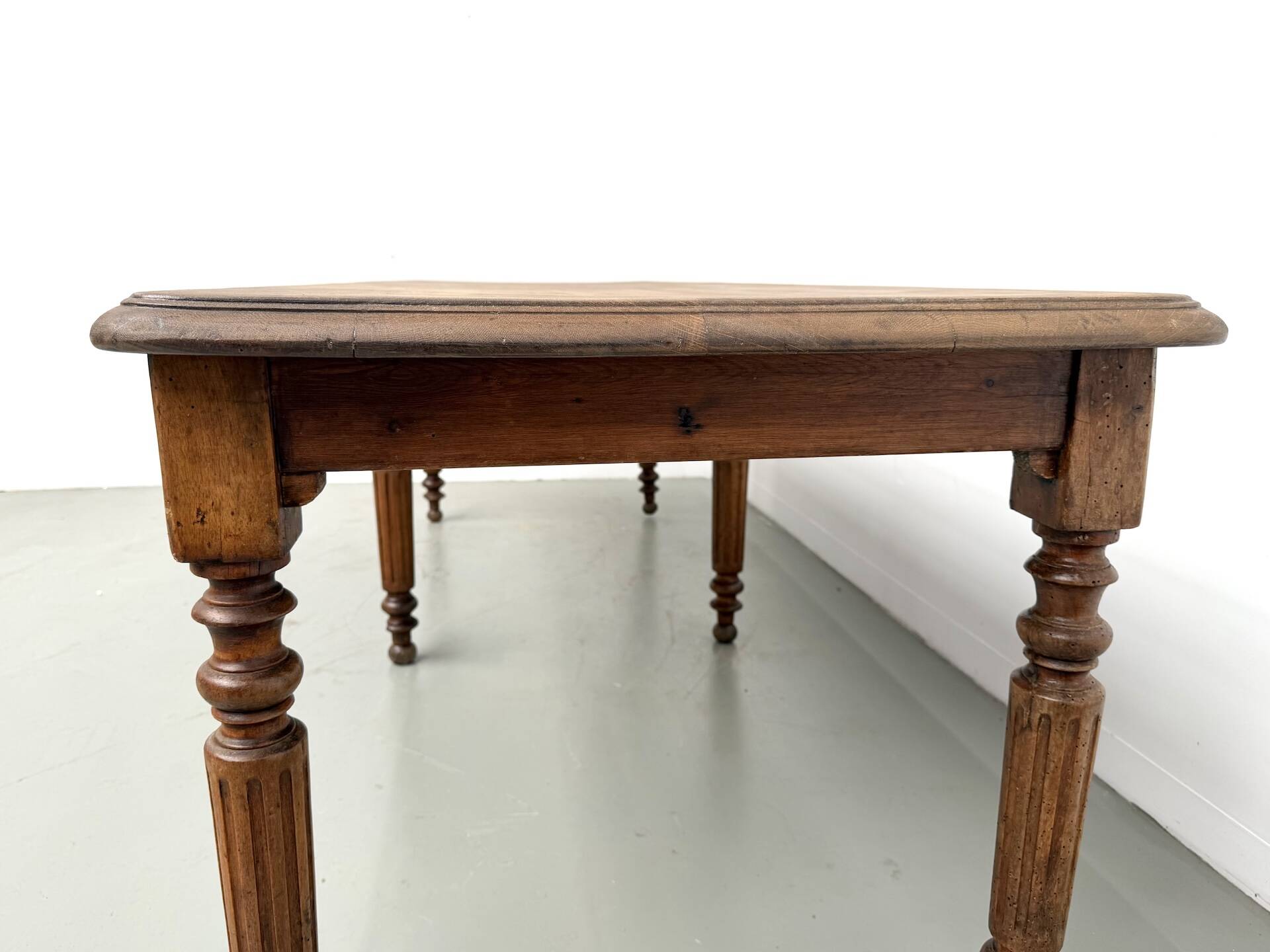 Table en chêne massif à 6 pieds tournés (1900)