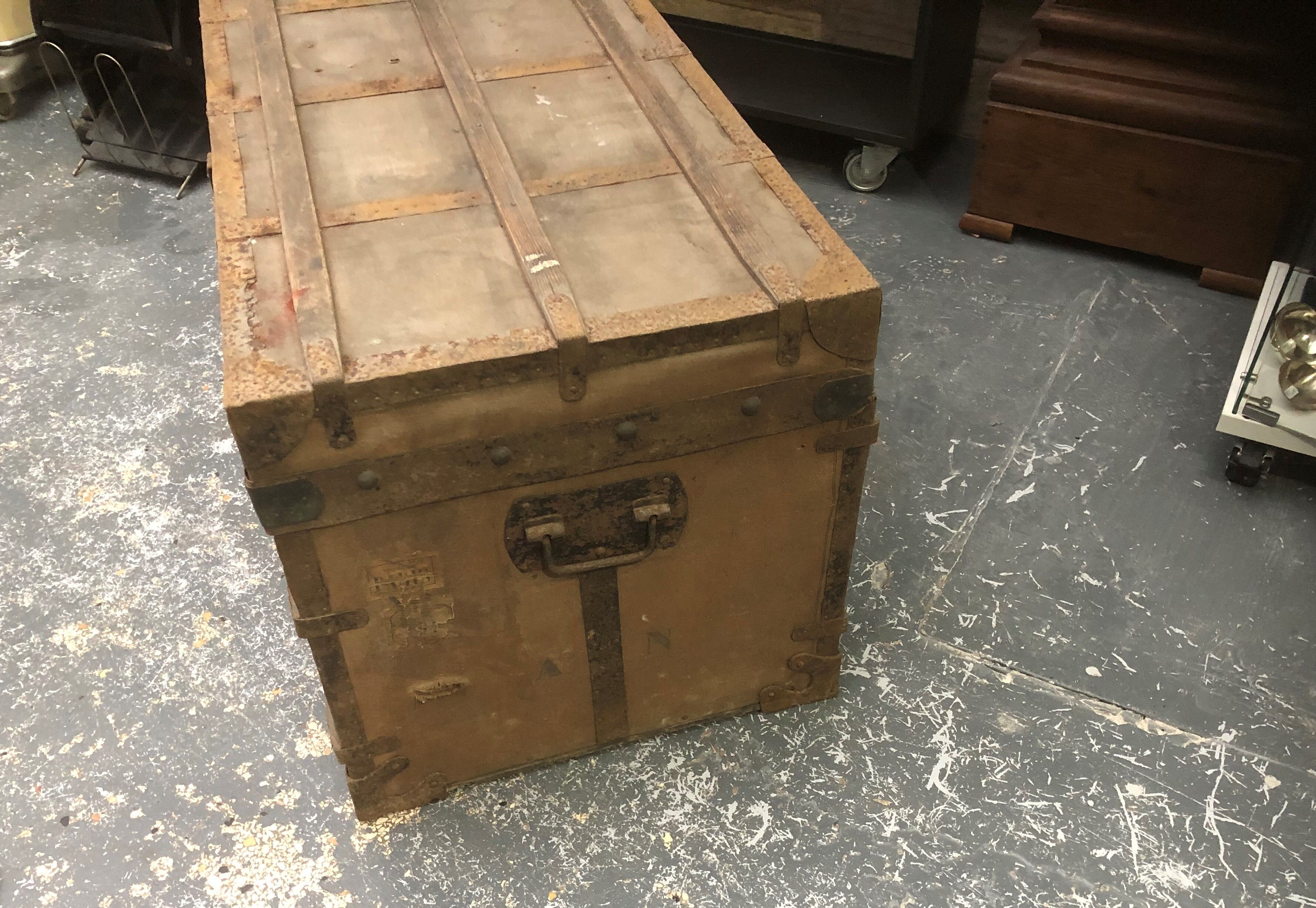 Travel trunk in wood, metal and canvas chest