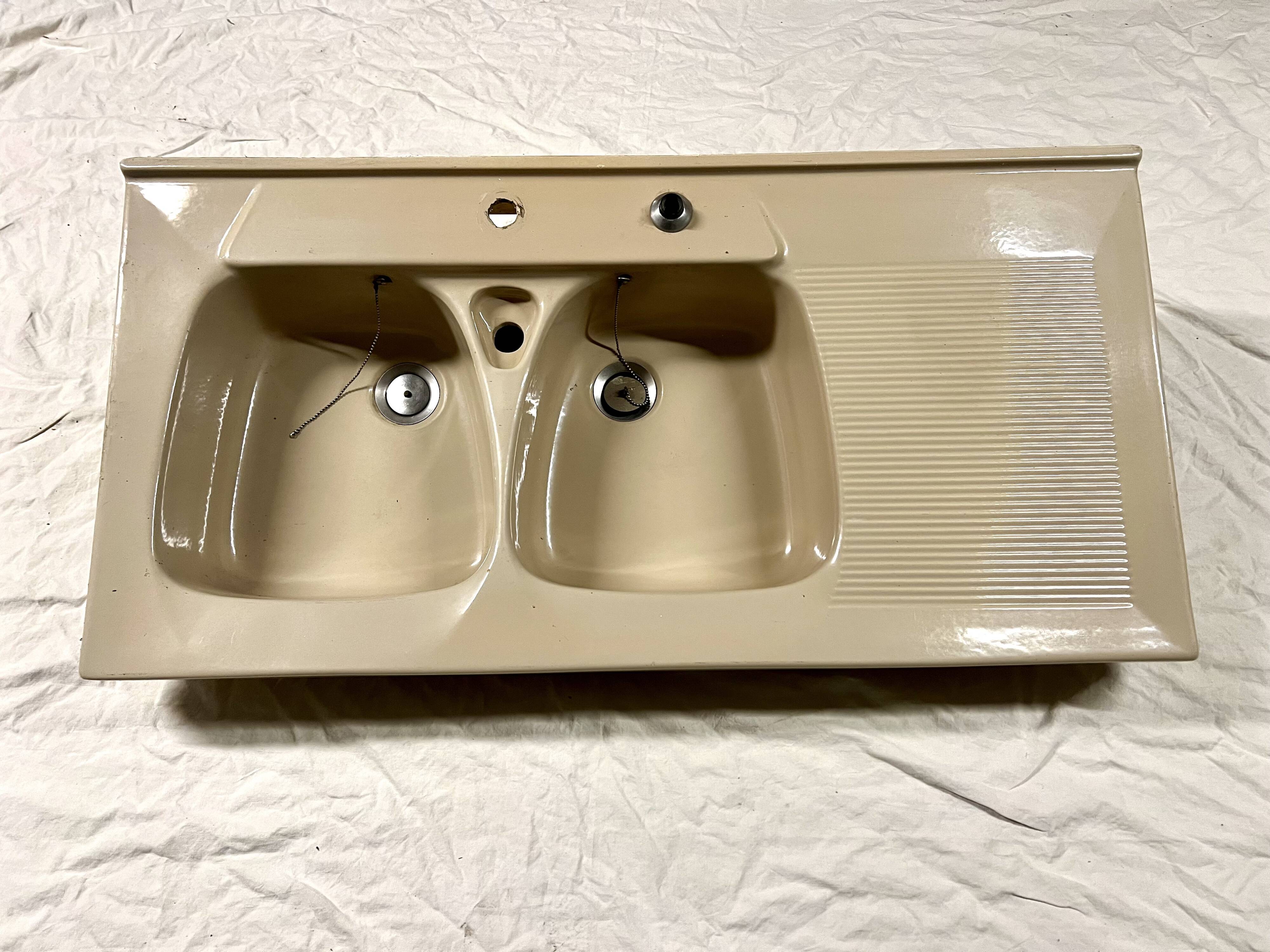 Double basin sink/cream beige bowl