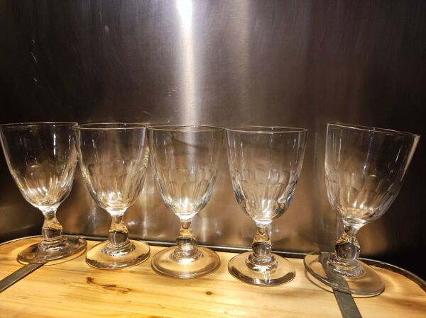 5 verres à vin anciens, à pans coupés