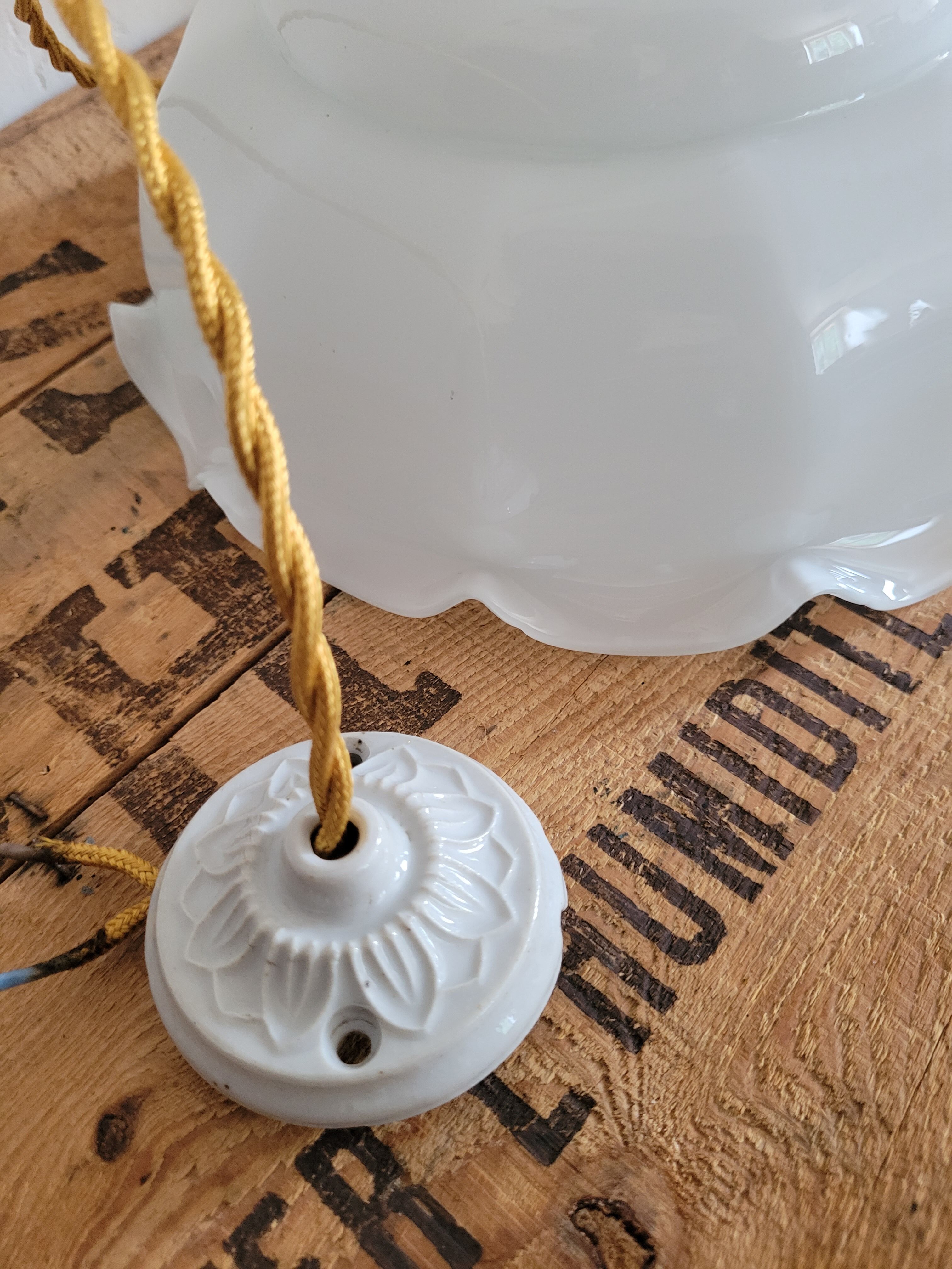 White opaline suspension