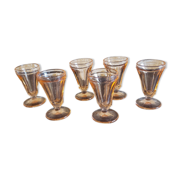 6 verres roses à pied à liqueur