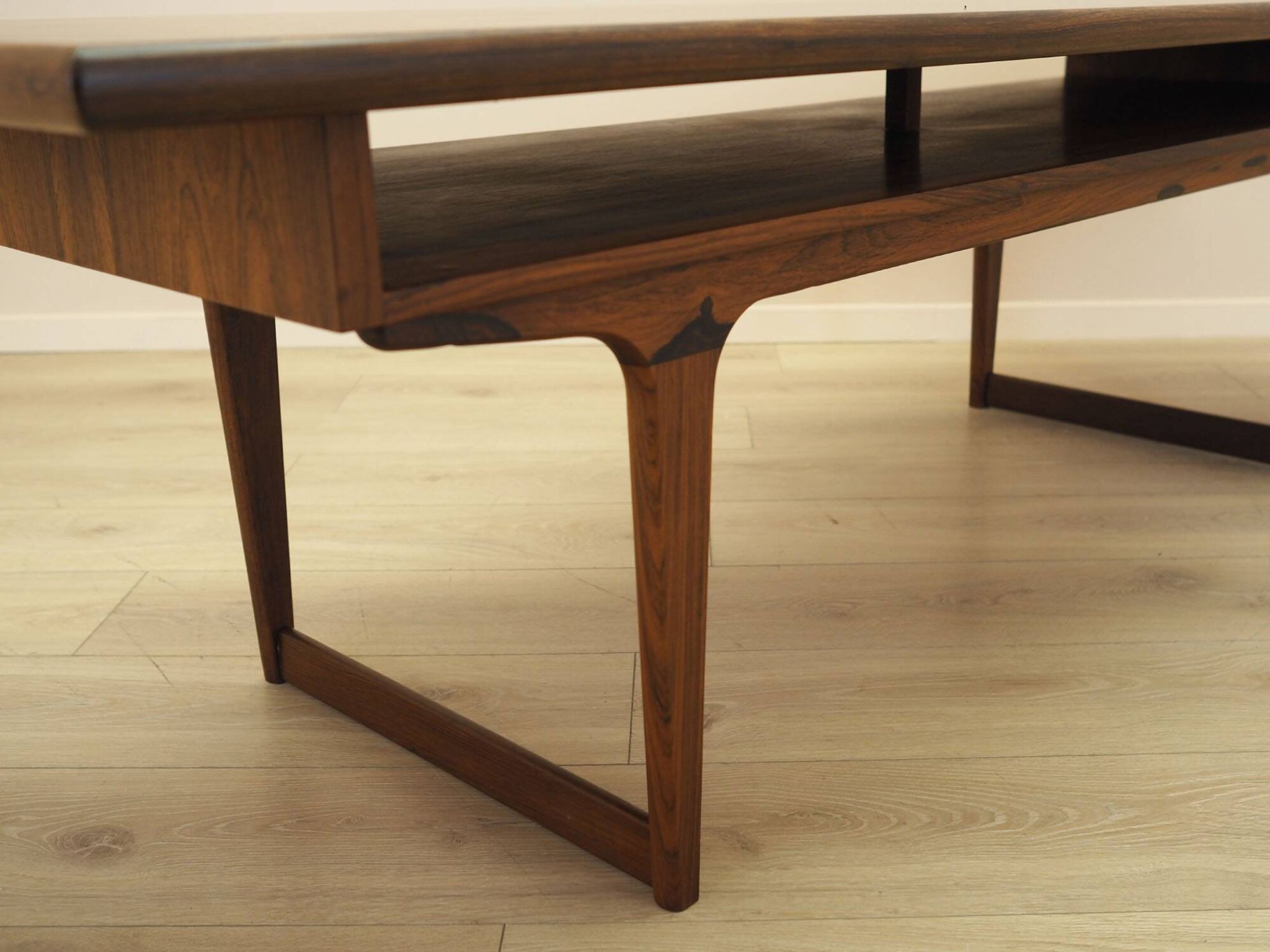 Table basse en palissandre danois avec étagère, années 1960