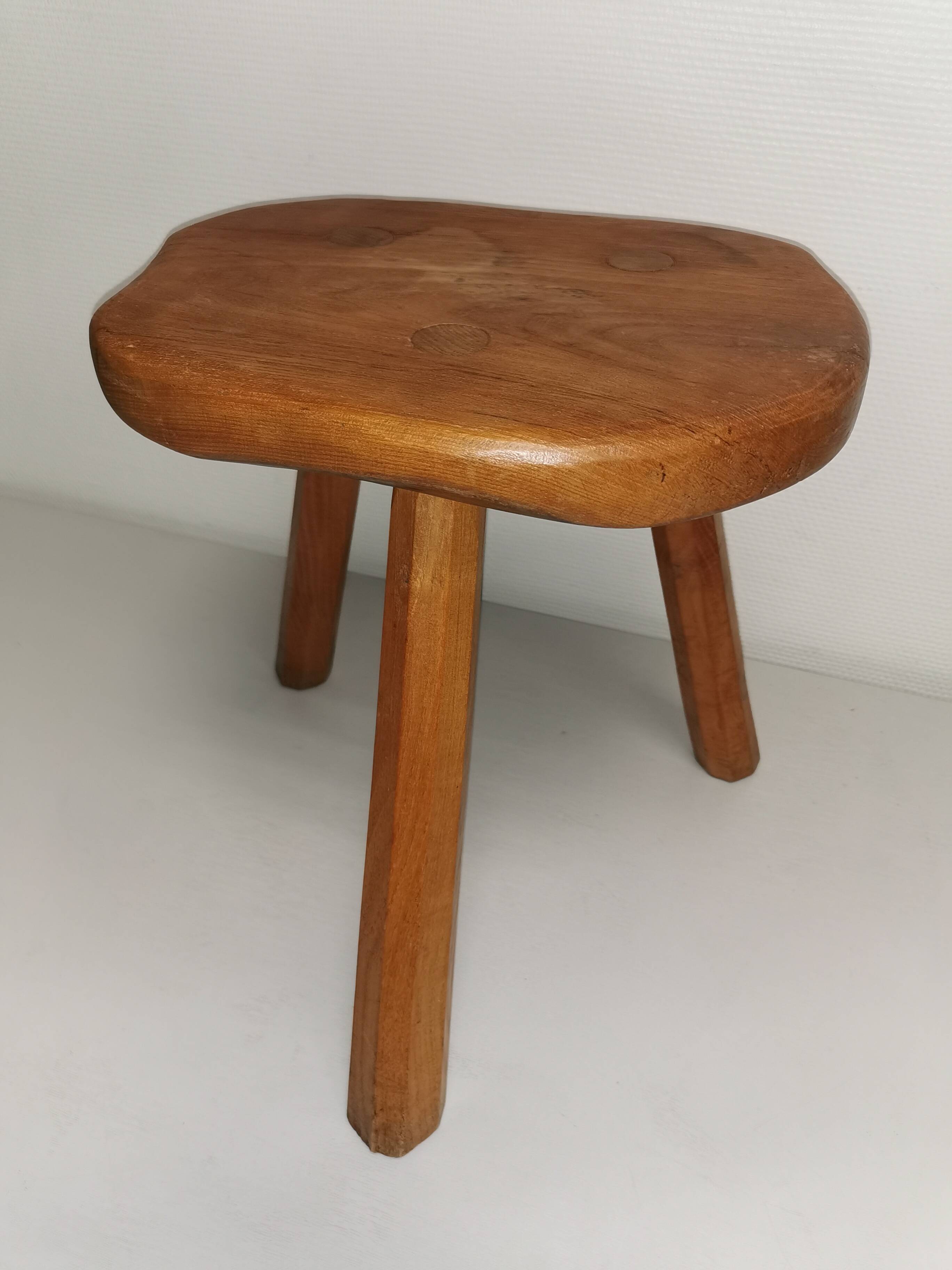 Brutalist wooden stool, tripod base, door plants 50s 60s