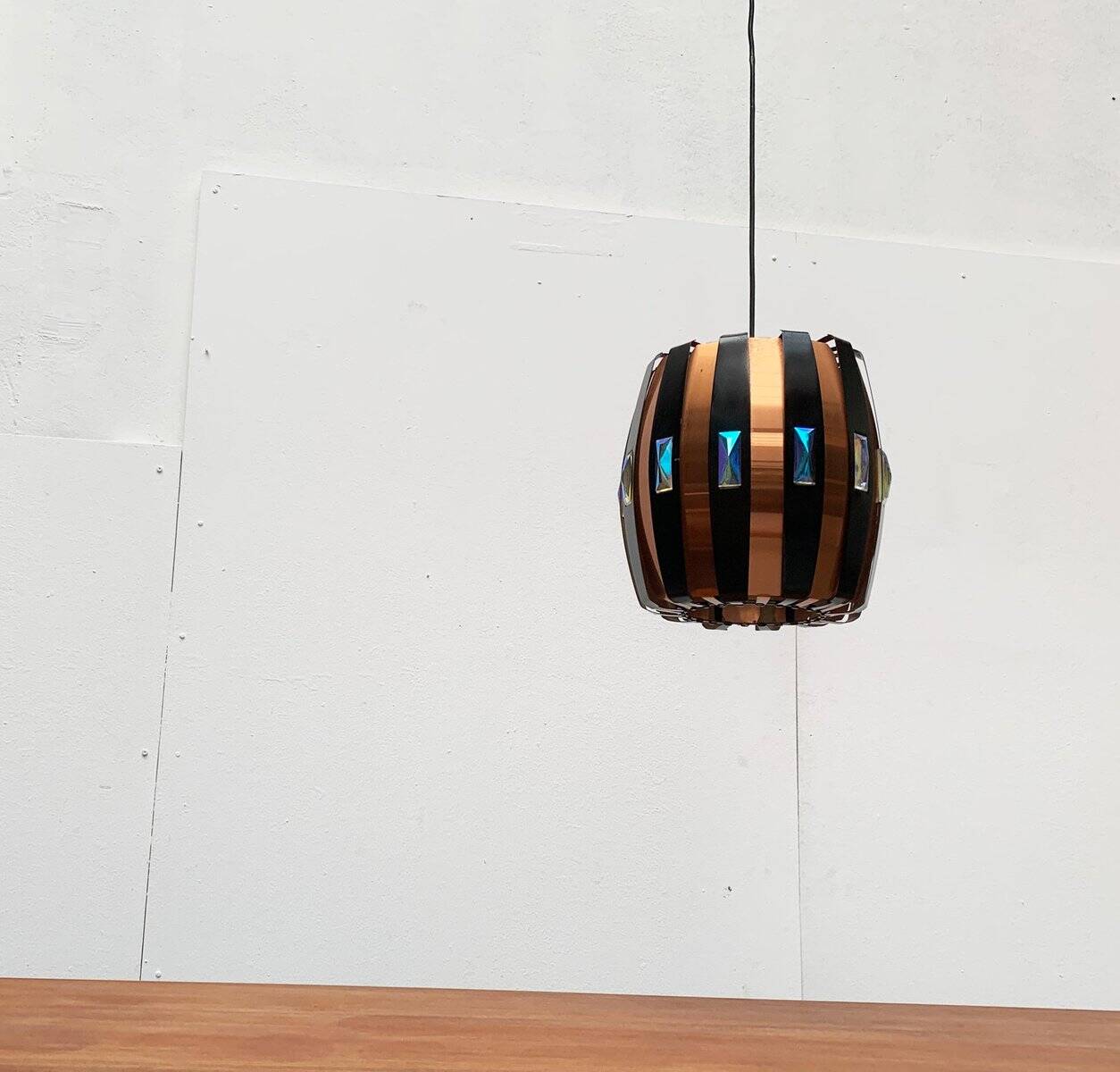 Lampe suspension danoise en métal cuivre et noir et prisme de style mid-century modern par Werner Schou pour Coronell Elektro