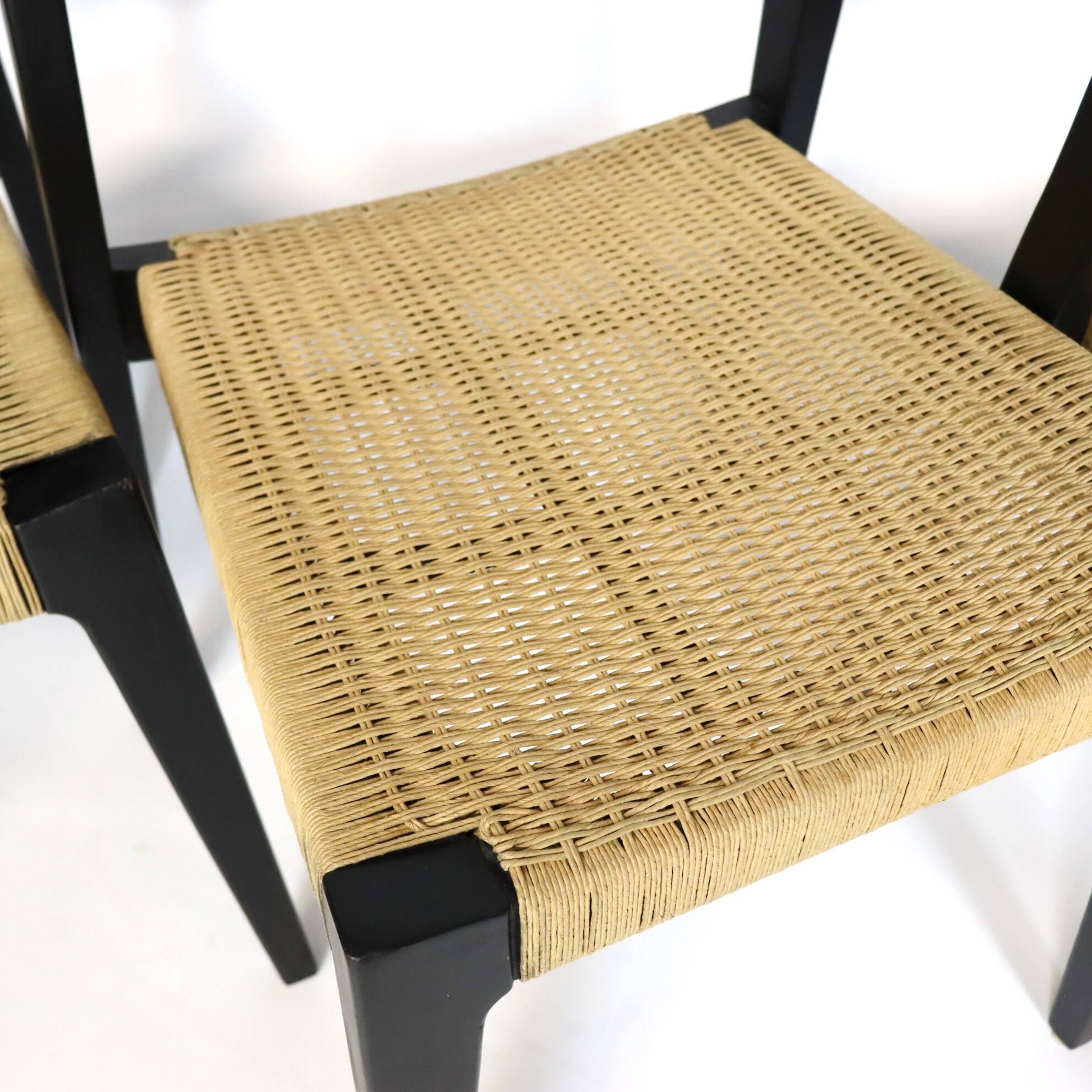 Scandinavian chairs in wood and ropes