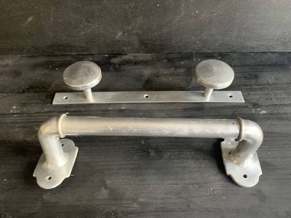 Porte serviette et patères murales en aluminum Art Deco, 1940