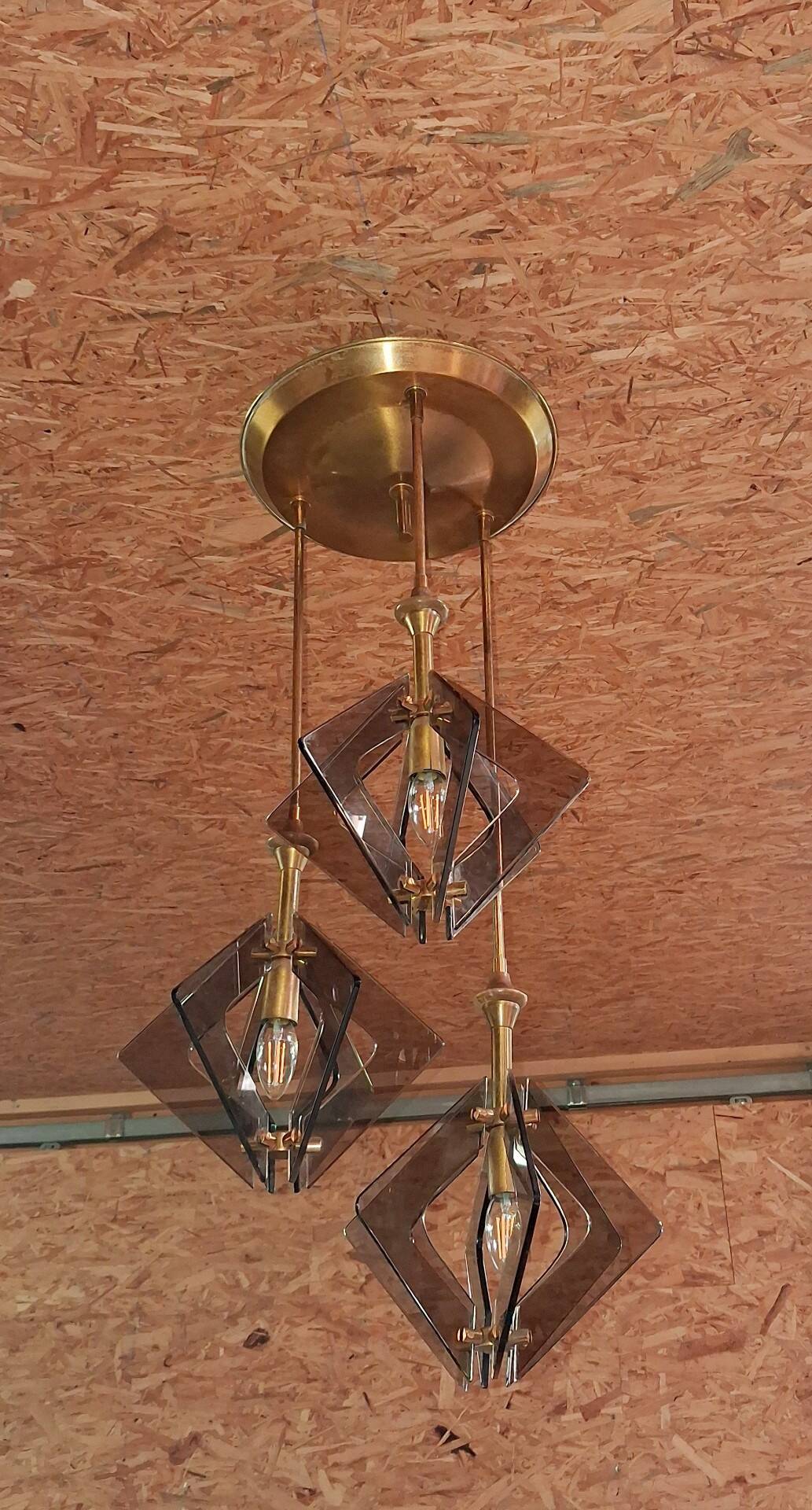 Suspension design in brass and smoked glass