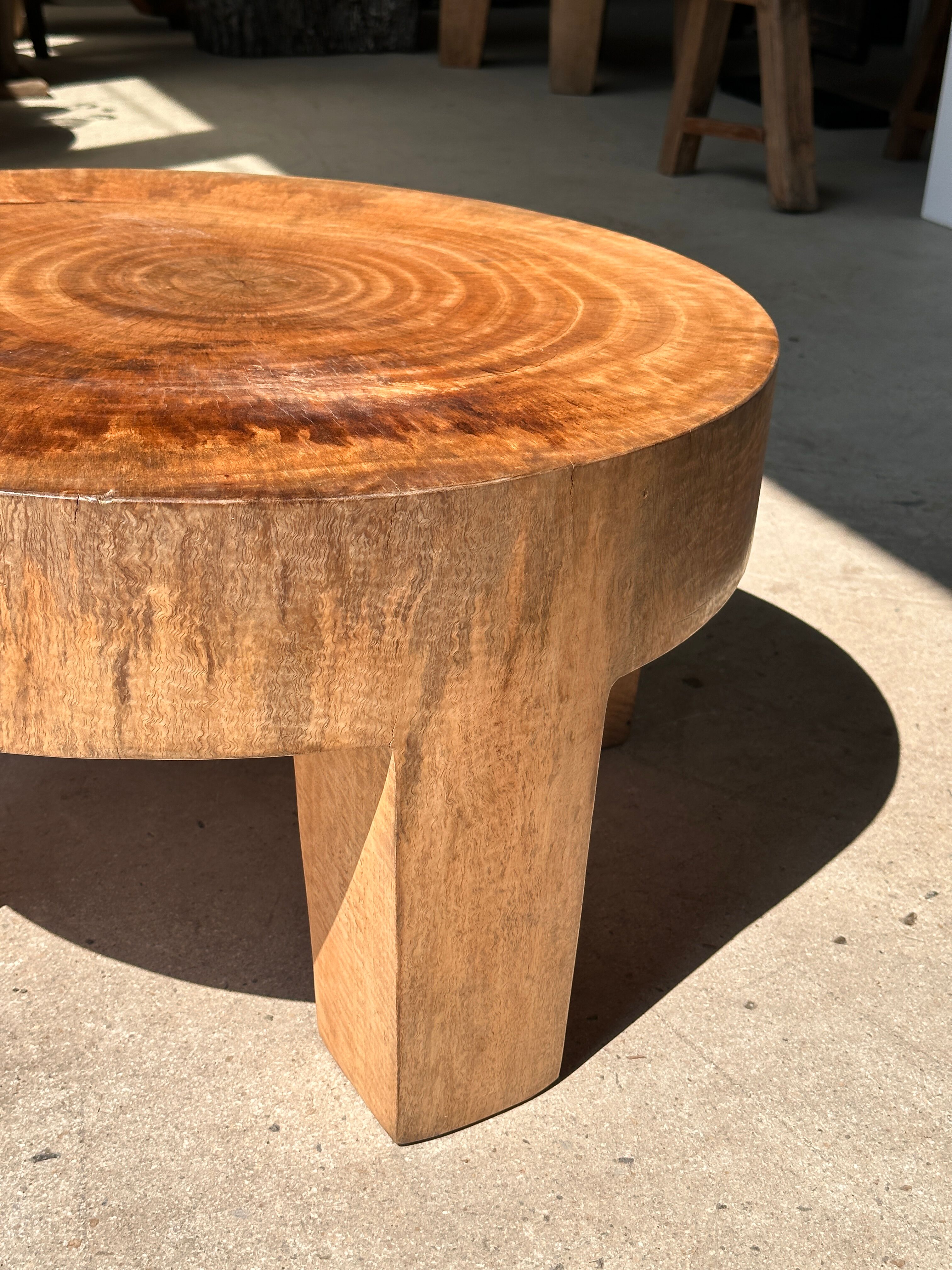 Quadripod coffee table in solid wood monoxyl natural color (dark)