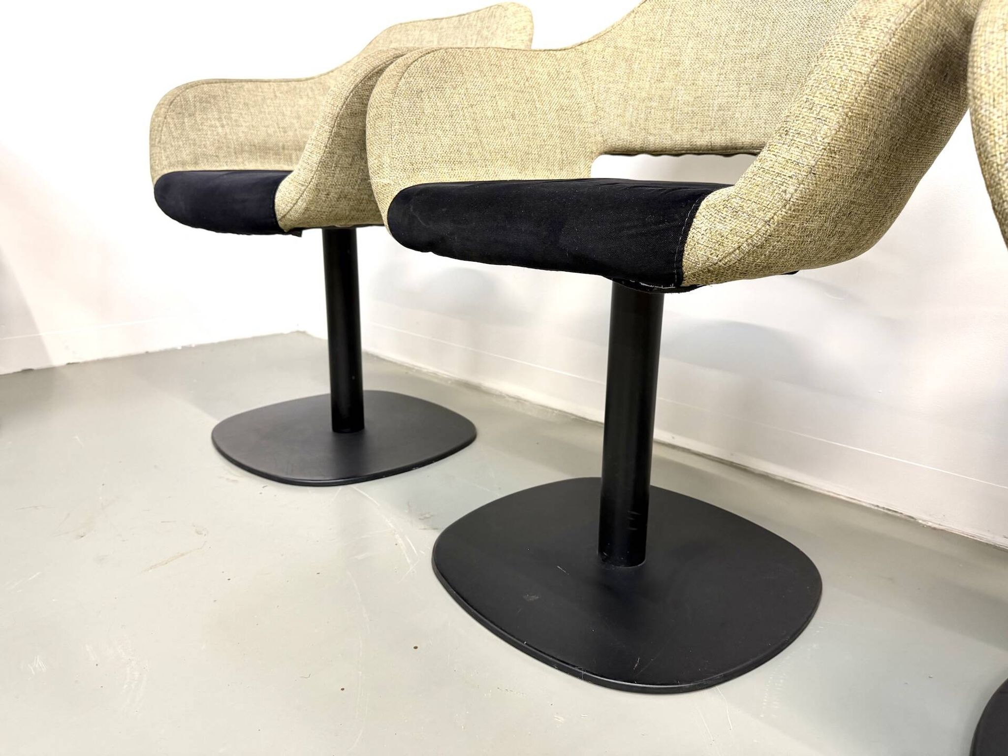 Series of six swivel chairs with organic shell, mottled fabric and base dis