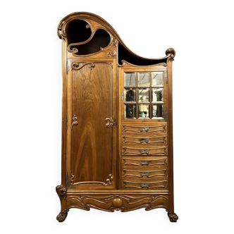 D'après Louis Majorelle : armoire école de Nancy en noyer et frêne époque Art Nouveau