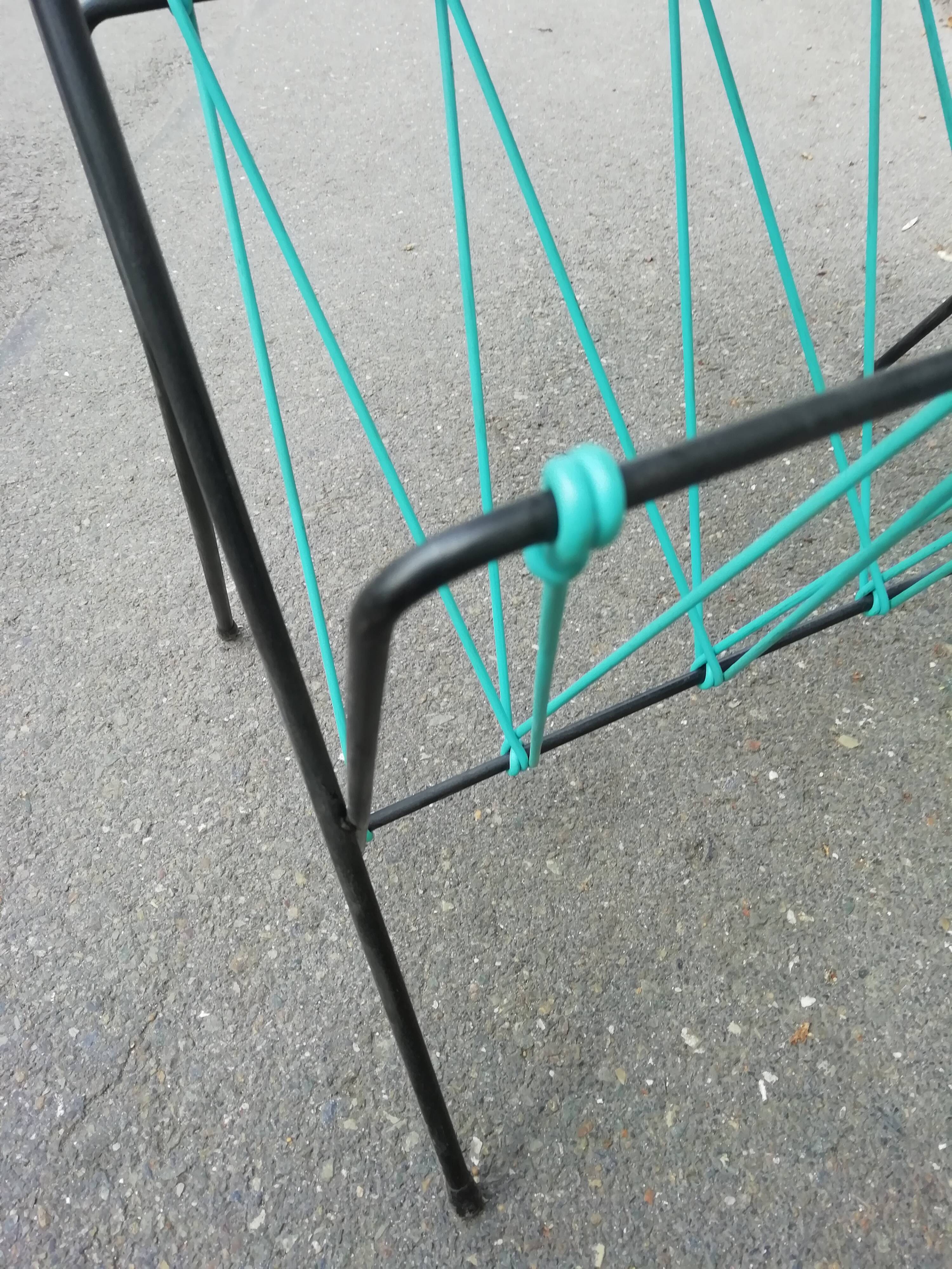 Scoubidou/couch tip magazine door