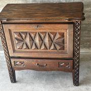 Petit meuble de rangement en chêne sculpté – circa 1930