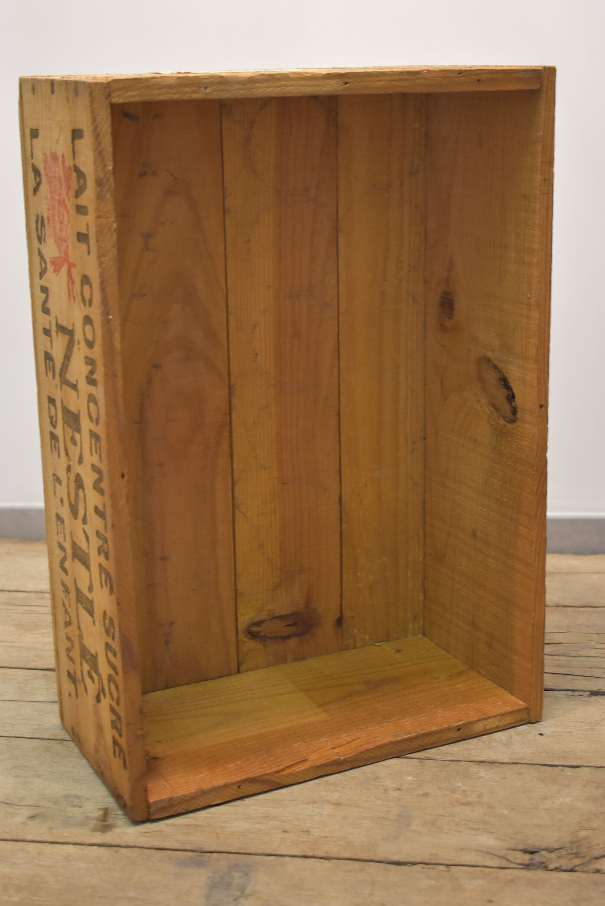 Wooden case of the Nestlé no1 brand
