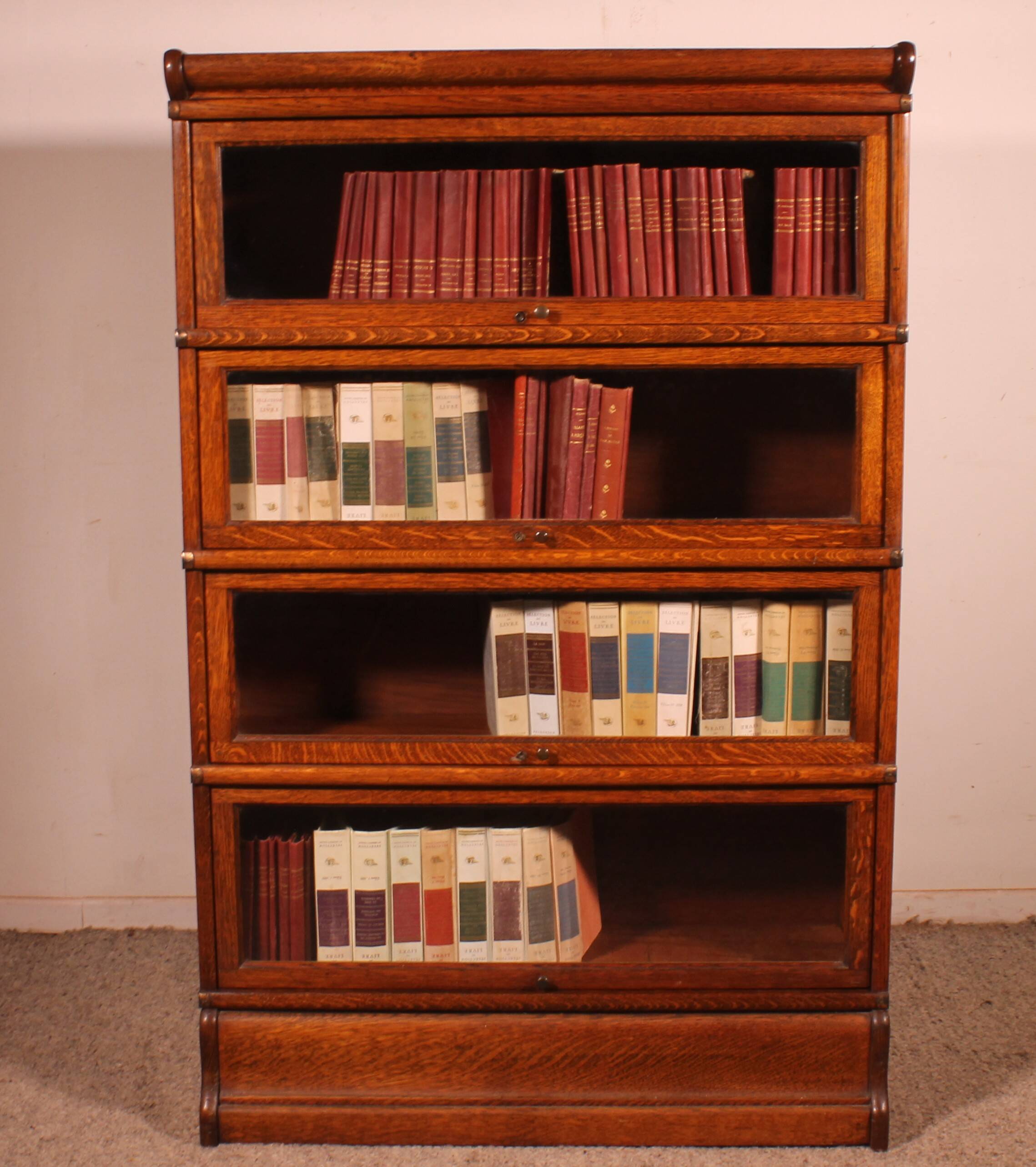 Globe Wernicke Library in oak, consisting of 4 pieces.
