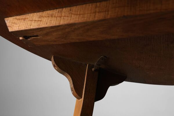Table d'appoint ronde en chêne de l'École d'Amsterdam, Pays-Bas, vers 1920