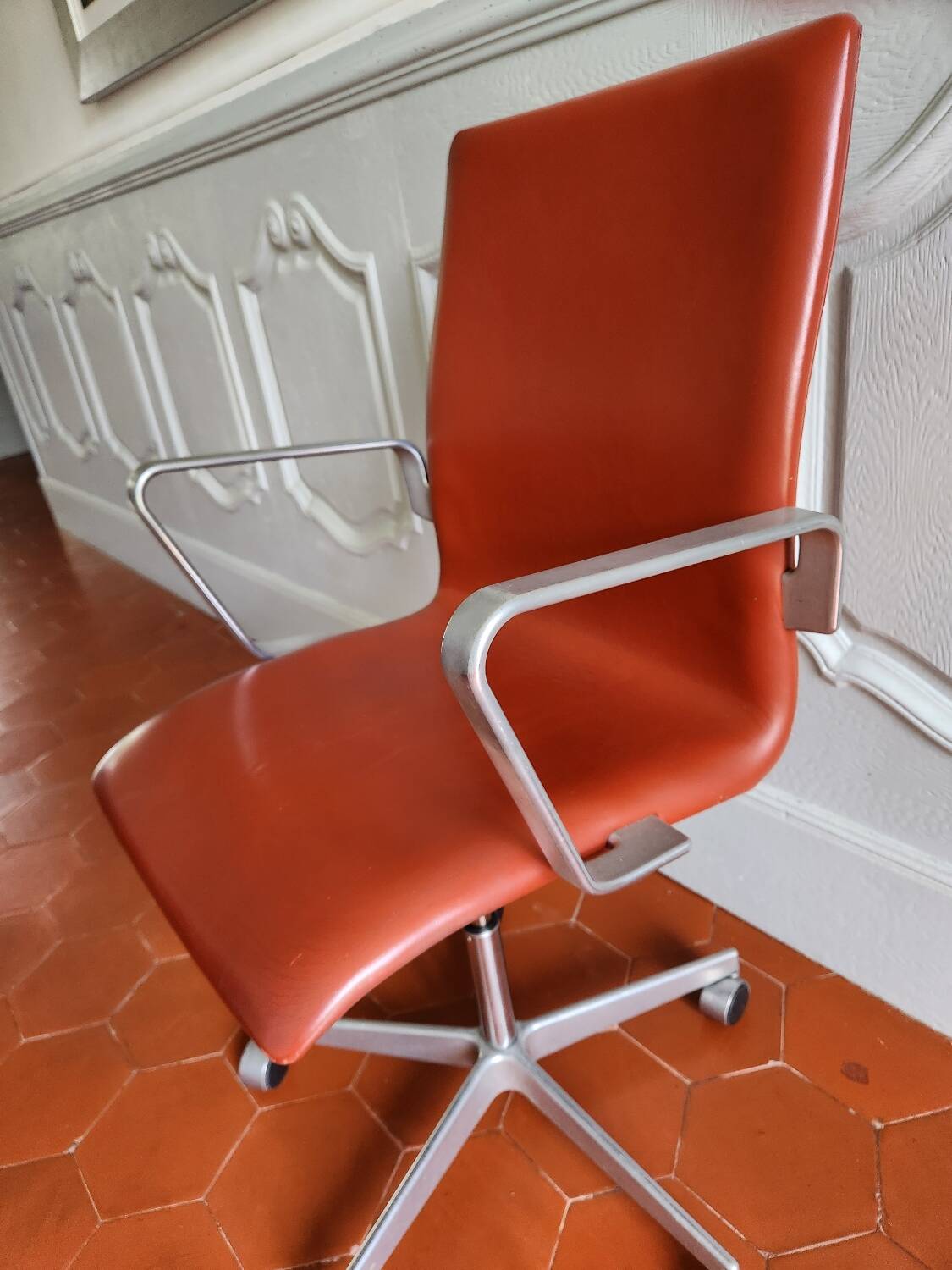 Oxford armchair by Fritz Hansen in walnut leather