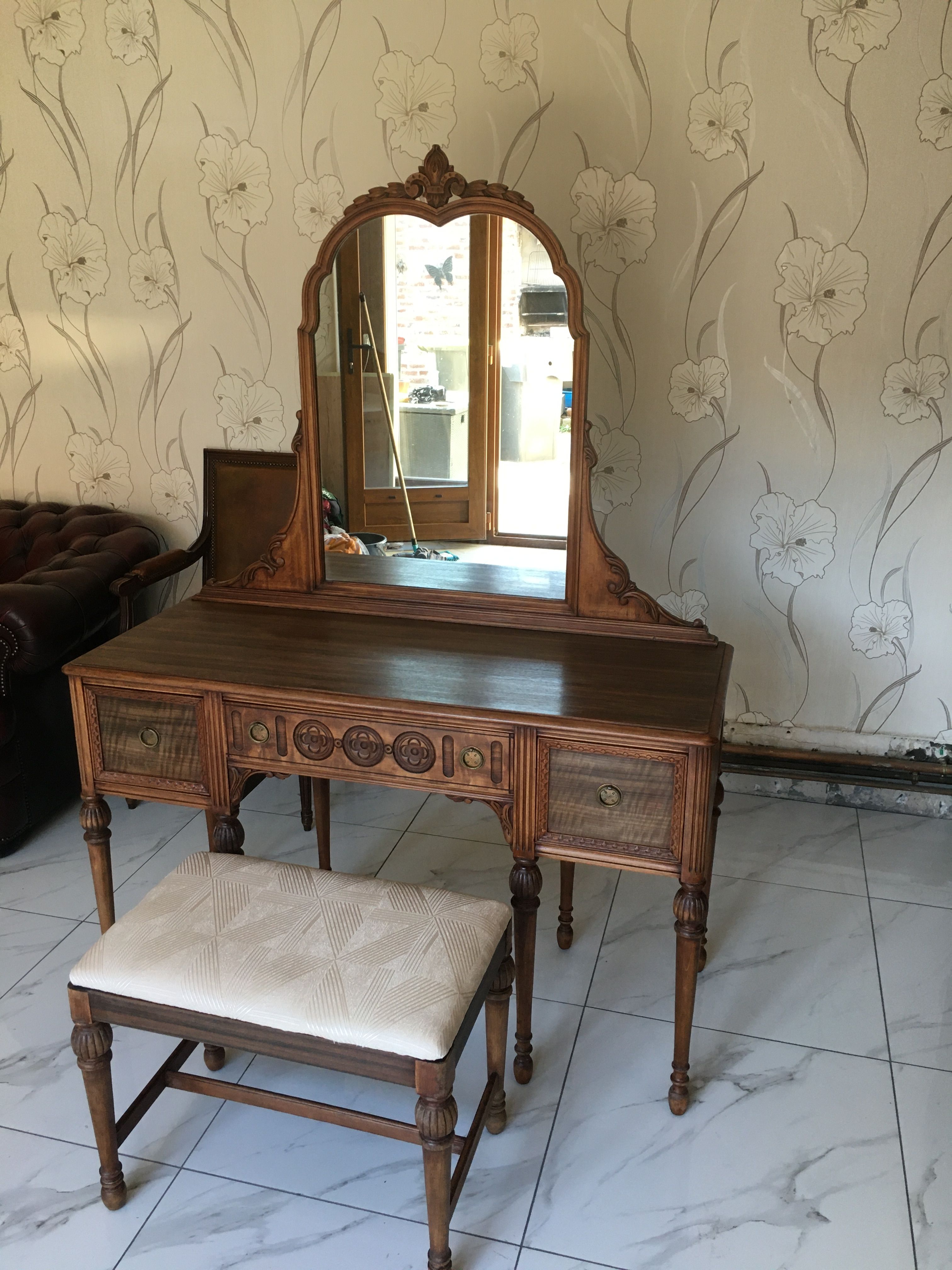 Hairdresser and bench made a usa Simmons furniture