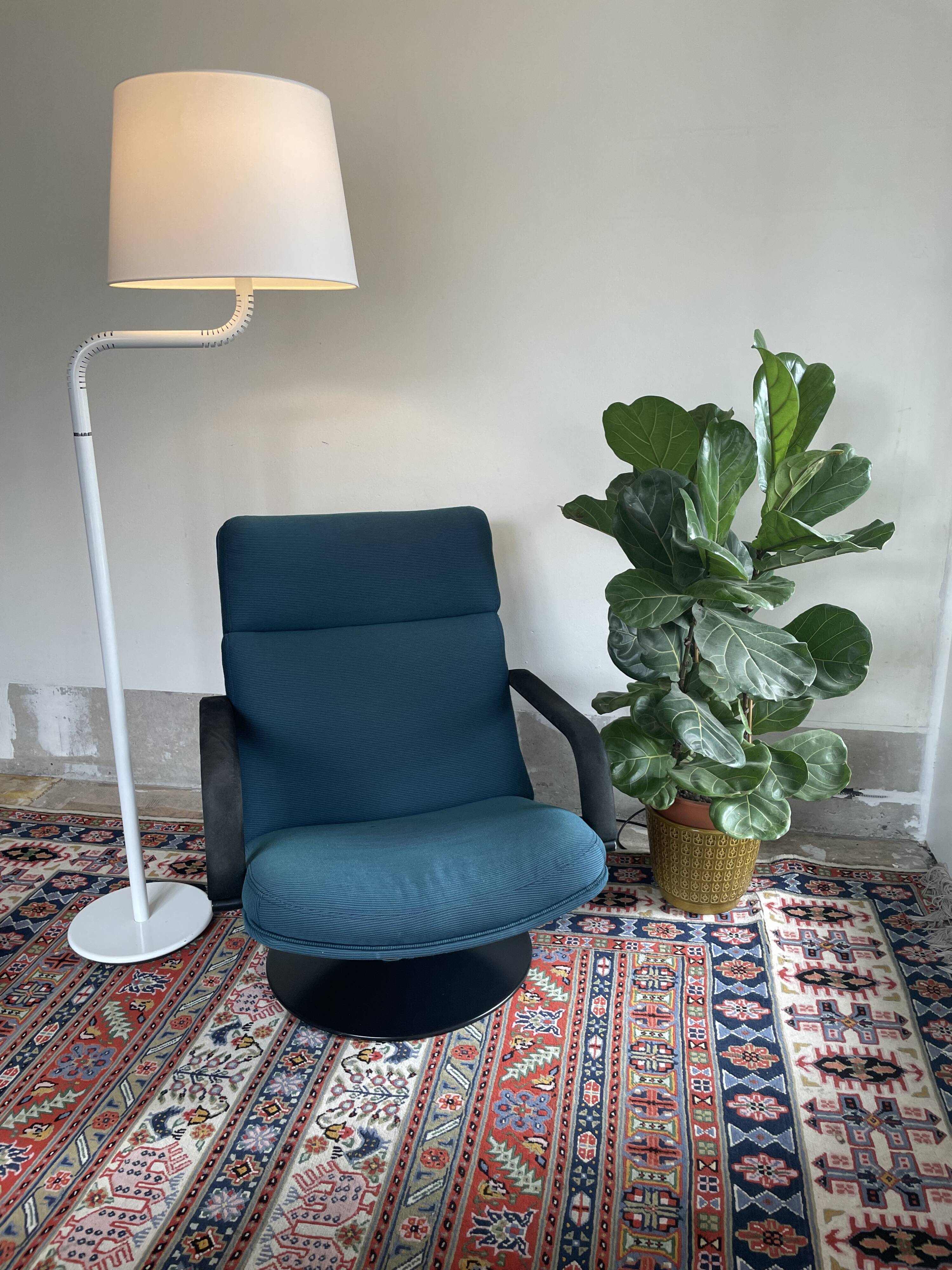 Set of two white Artifort 270 retro, standing lights