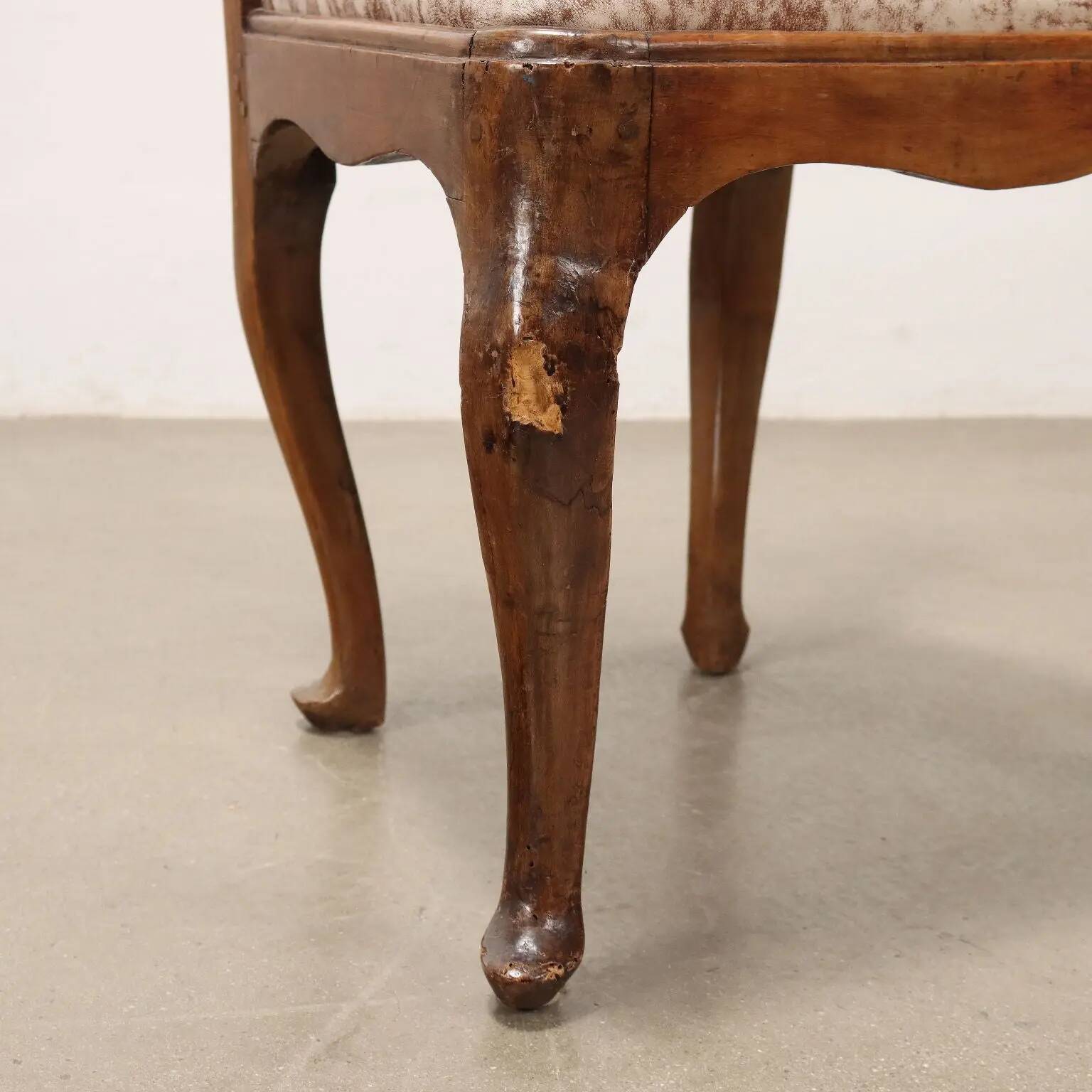 Group of 4 antique Baroque chairs in walnut, Italy, 18th century.